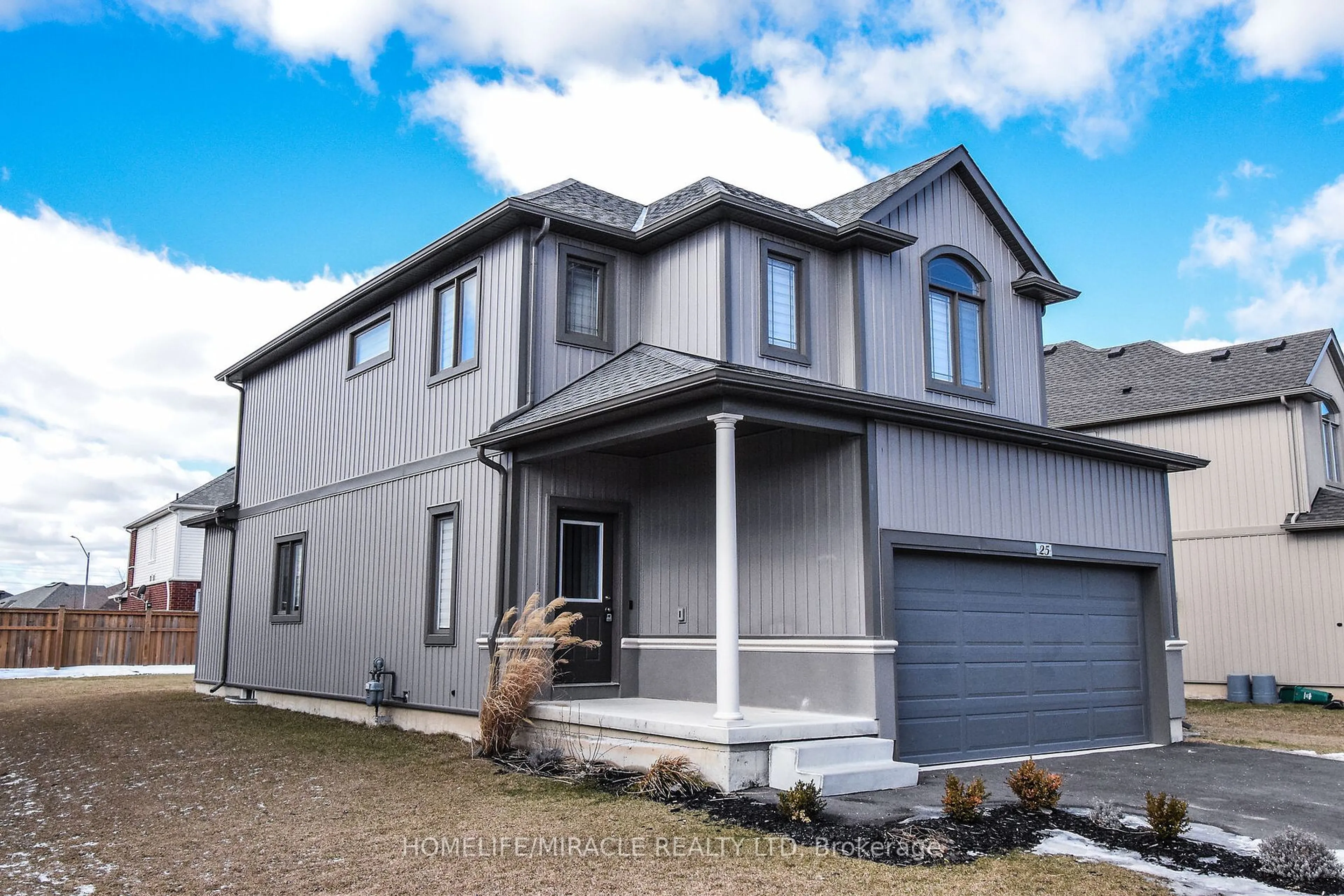 Home with vinyl exterior material, street for 25 Barker Pkwy, Thorold Ontario L2V 0H3