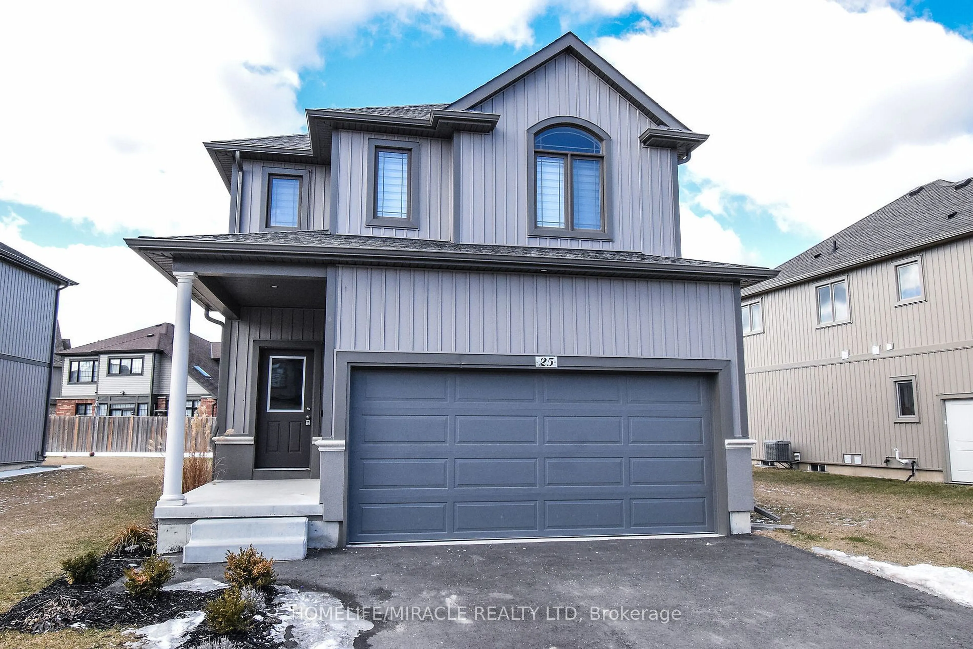 Home with vinyl exterior material, street for 25 Barker Pkwy, Thorold Ontario L2V 0H3