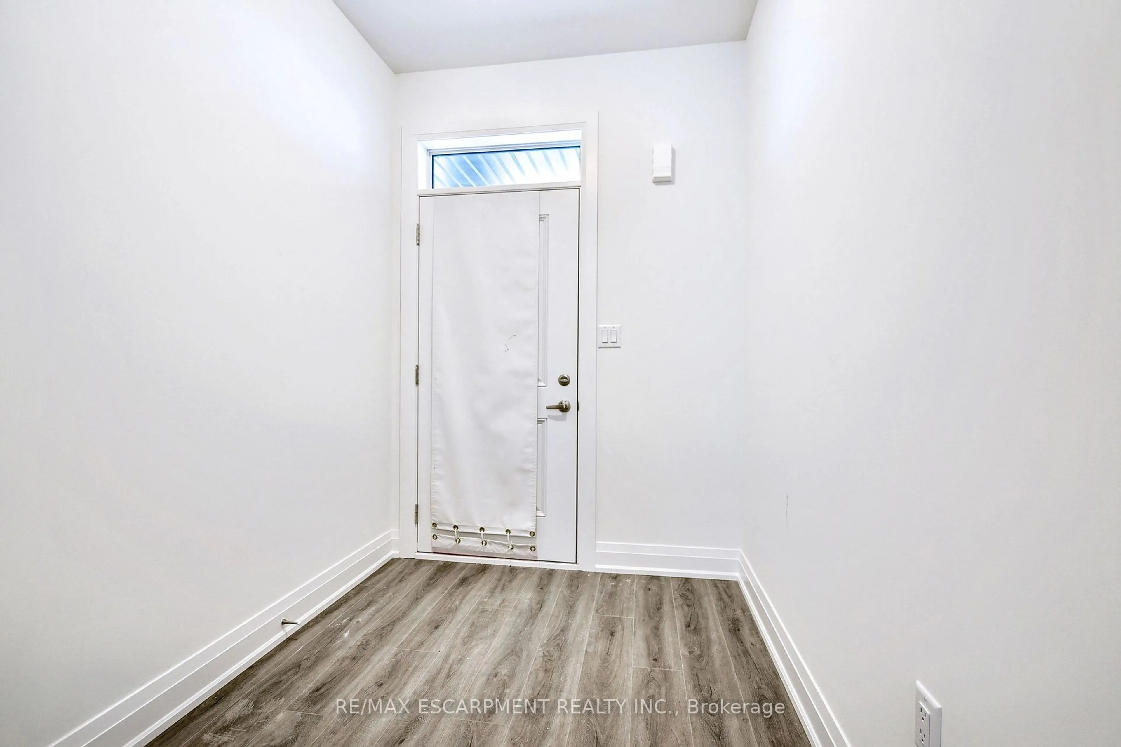 Indoor entryway for 14 Clear Valley Lane, Hamilton Ontario L0R 1W0