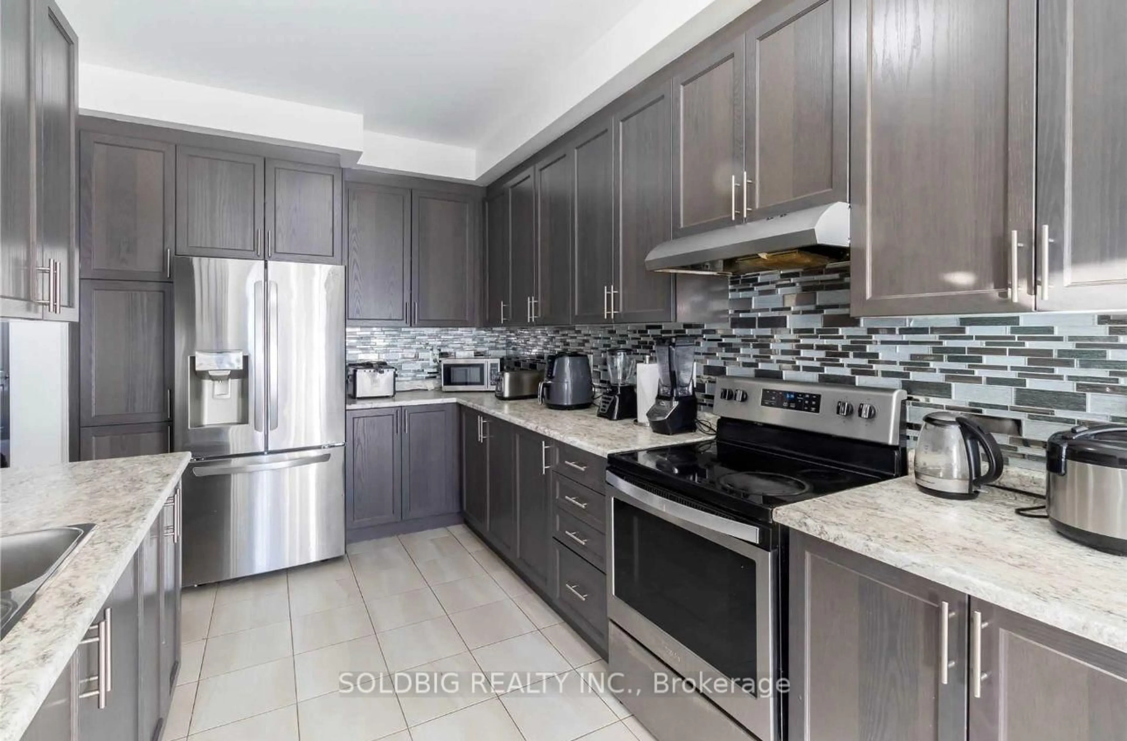 Contemporary kitchen, ceramic/tile floor for 57 SPARKLE Dr, Thorold Ontario L2V 0K2