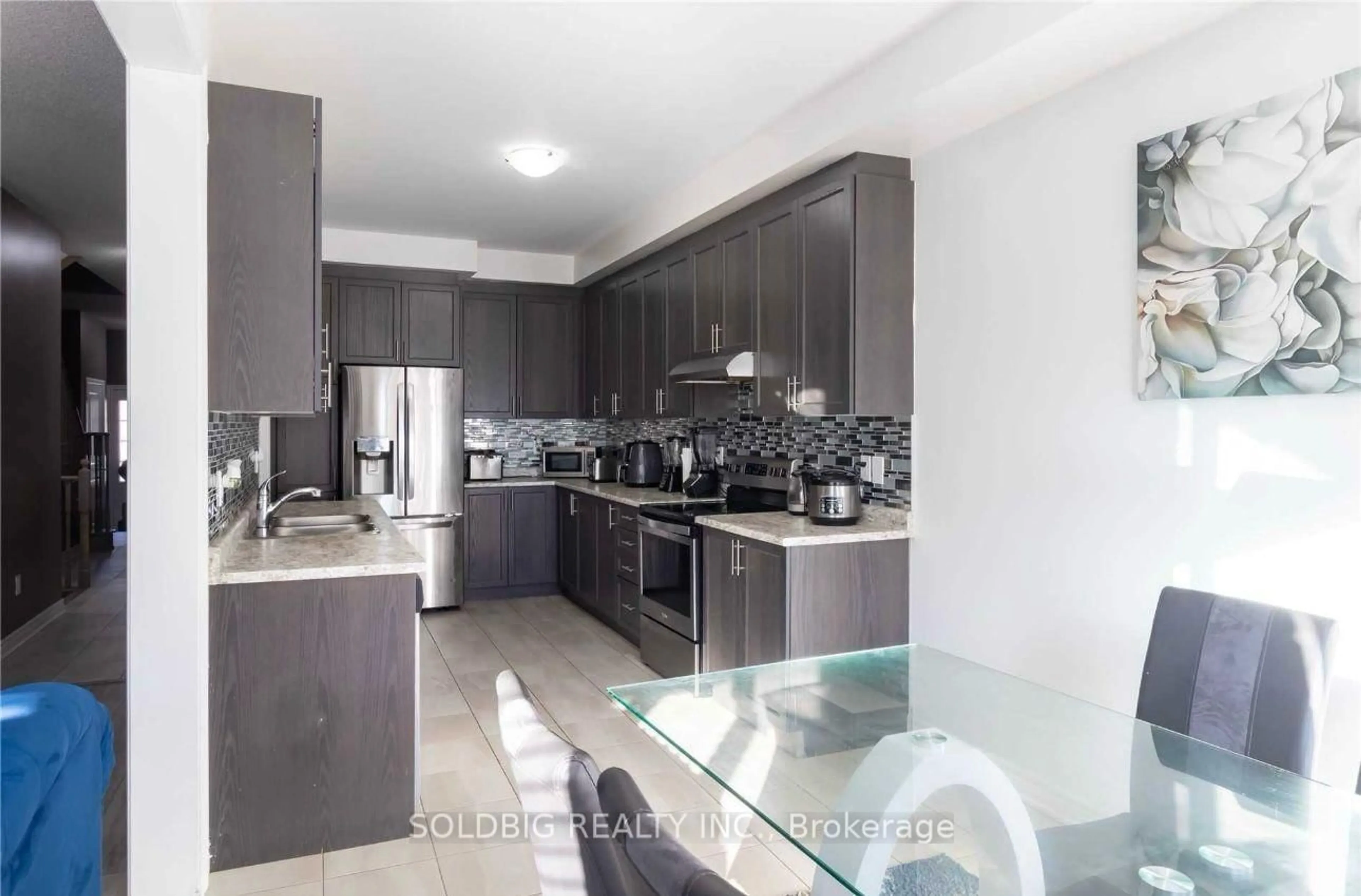 Contemporary kitchen, unknown for 57 SPARKLE Dr, Thorold Ontario L2V 0K2