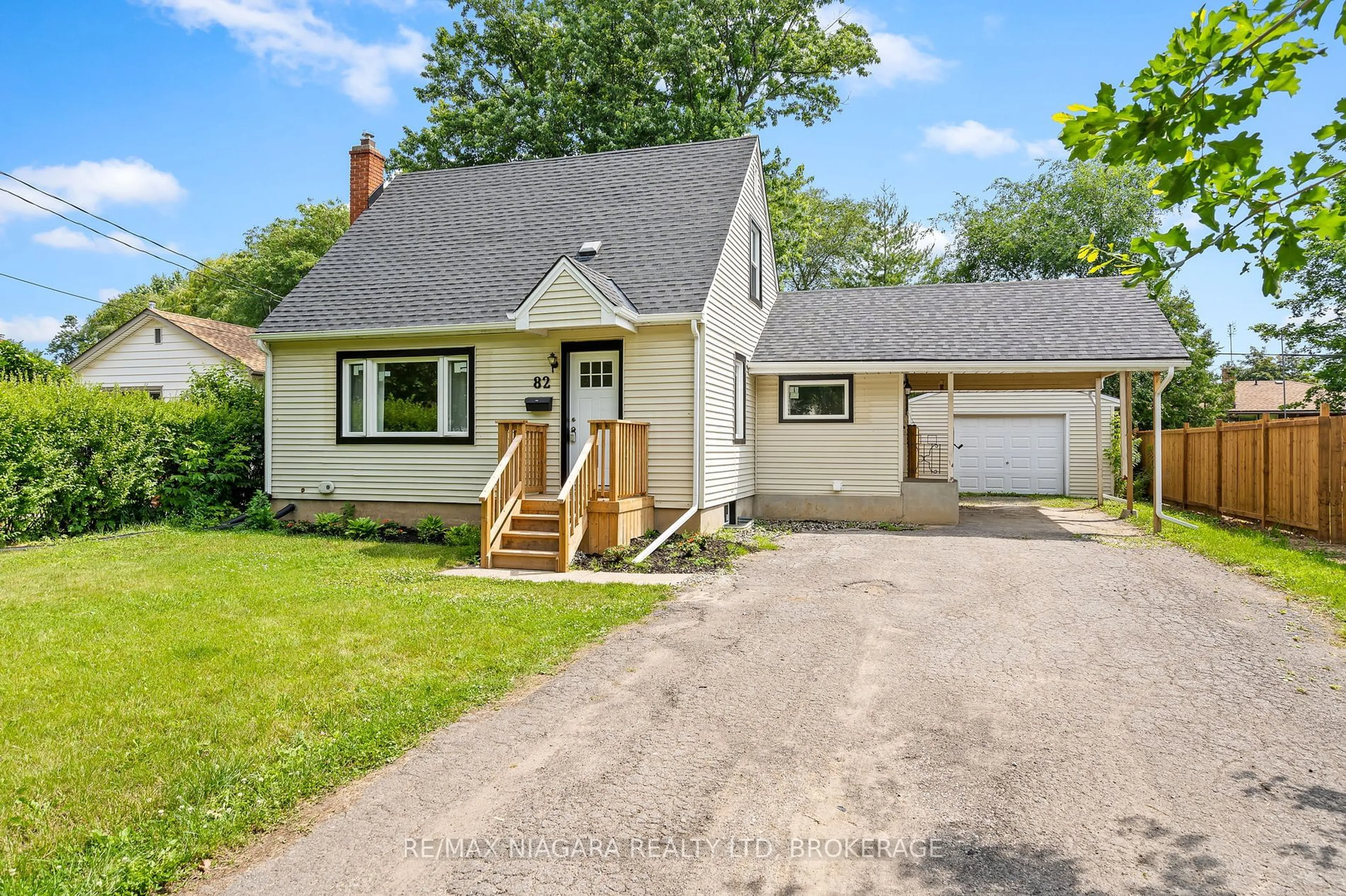 Home with vinyl exterior material, street for 82 Booth St, St. Catharines Ontario L2N 1X4