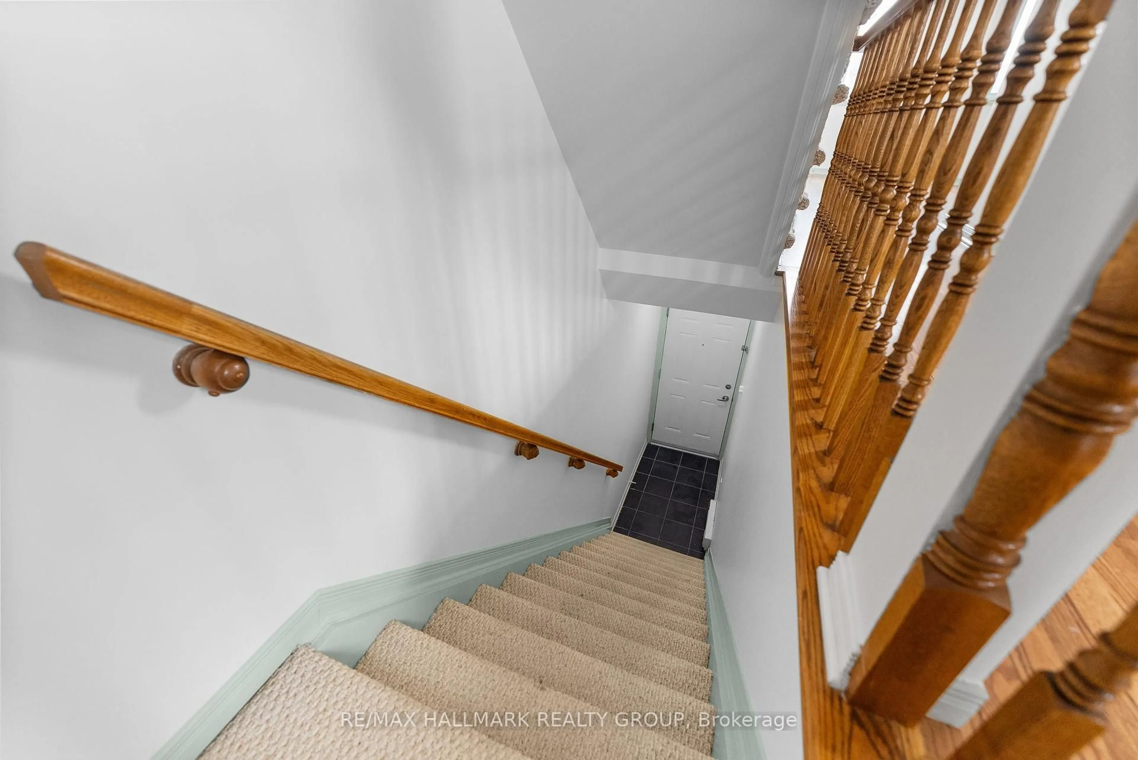 Stairs for 1002 Redtail Private, Cyrville - Carson Grove - Pineview Ontario K1J 0A9