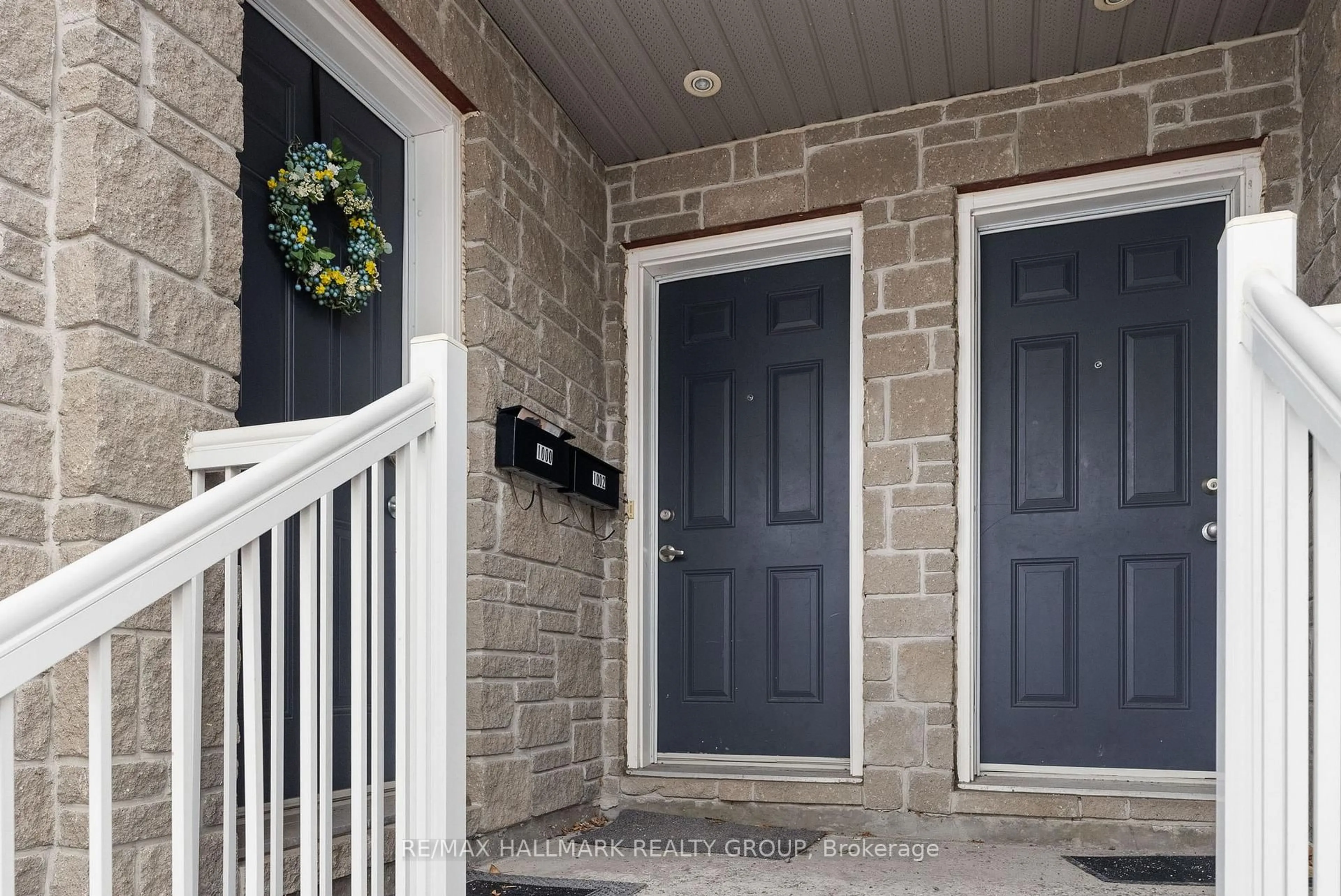 Indoor entryway for 1002 Redtail Private, Cyrville - Carson Grove - Pineview Ontario K1J 0A9