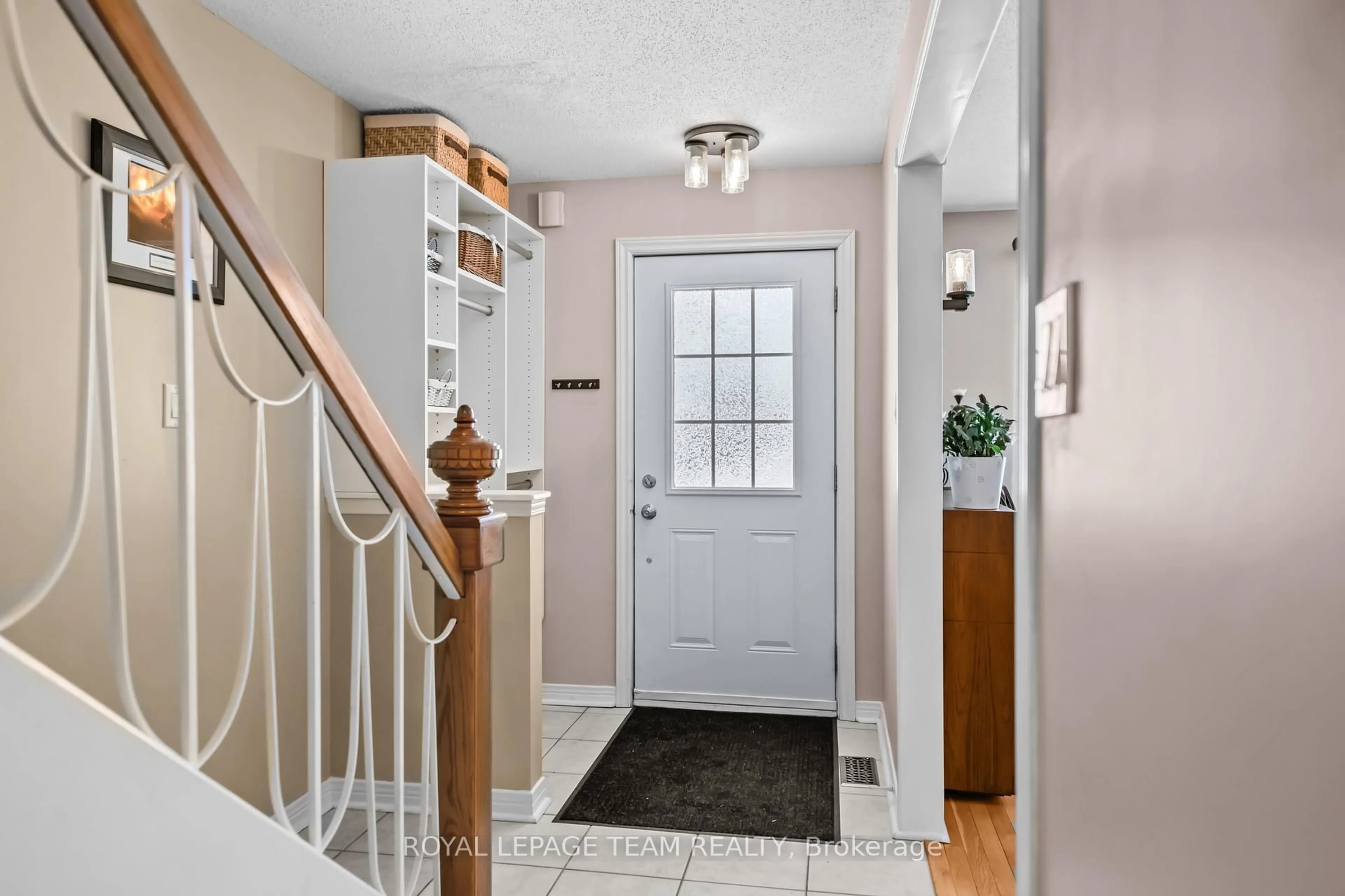 Indoor entryway for 37 IvyLea St, South of Baseline to Knoxdale Ontario K2G 4X1