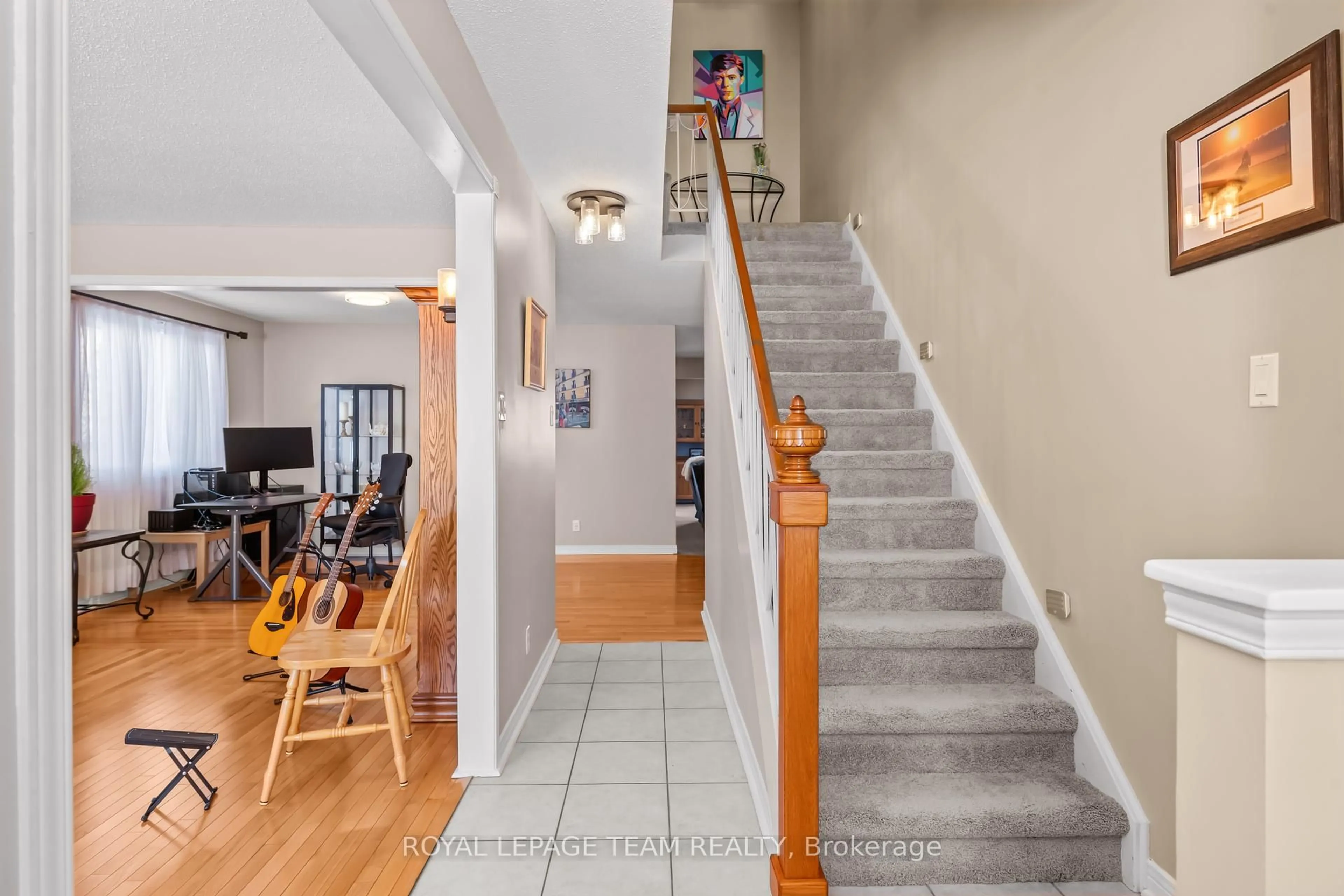 Indoor foyer for 37 IvyLea St, South of Baseline to Knoxdale Ontario K2G 4X1