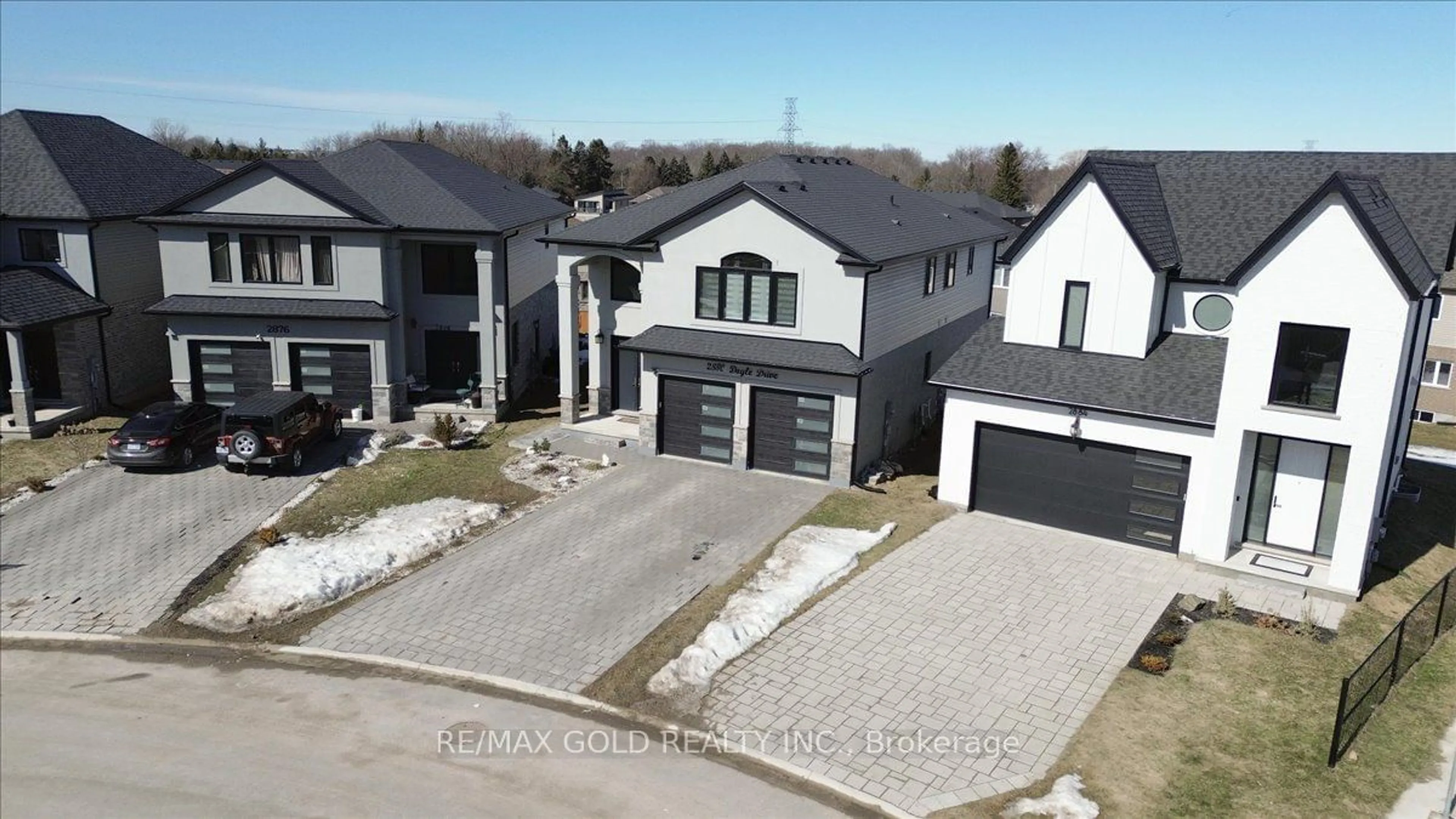 A pic from outside/outdoor area/front of a property/back of a property/a pic from drone, street for 2880 DOYLE Dr, London South Ontario N6M 1G5