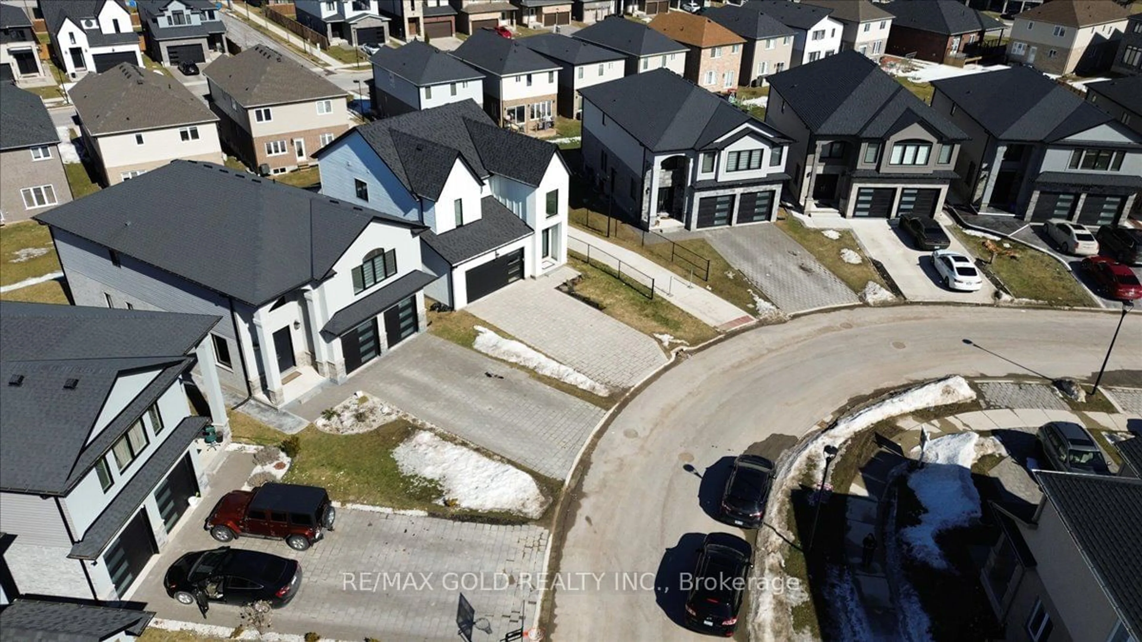 A pic from outside/outdoor area/front of a property/back of a property/a pic from drone, street for 2880 DOYLE Dr, London South Ontario N6M 1G5