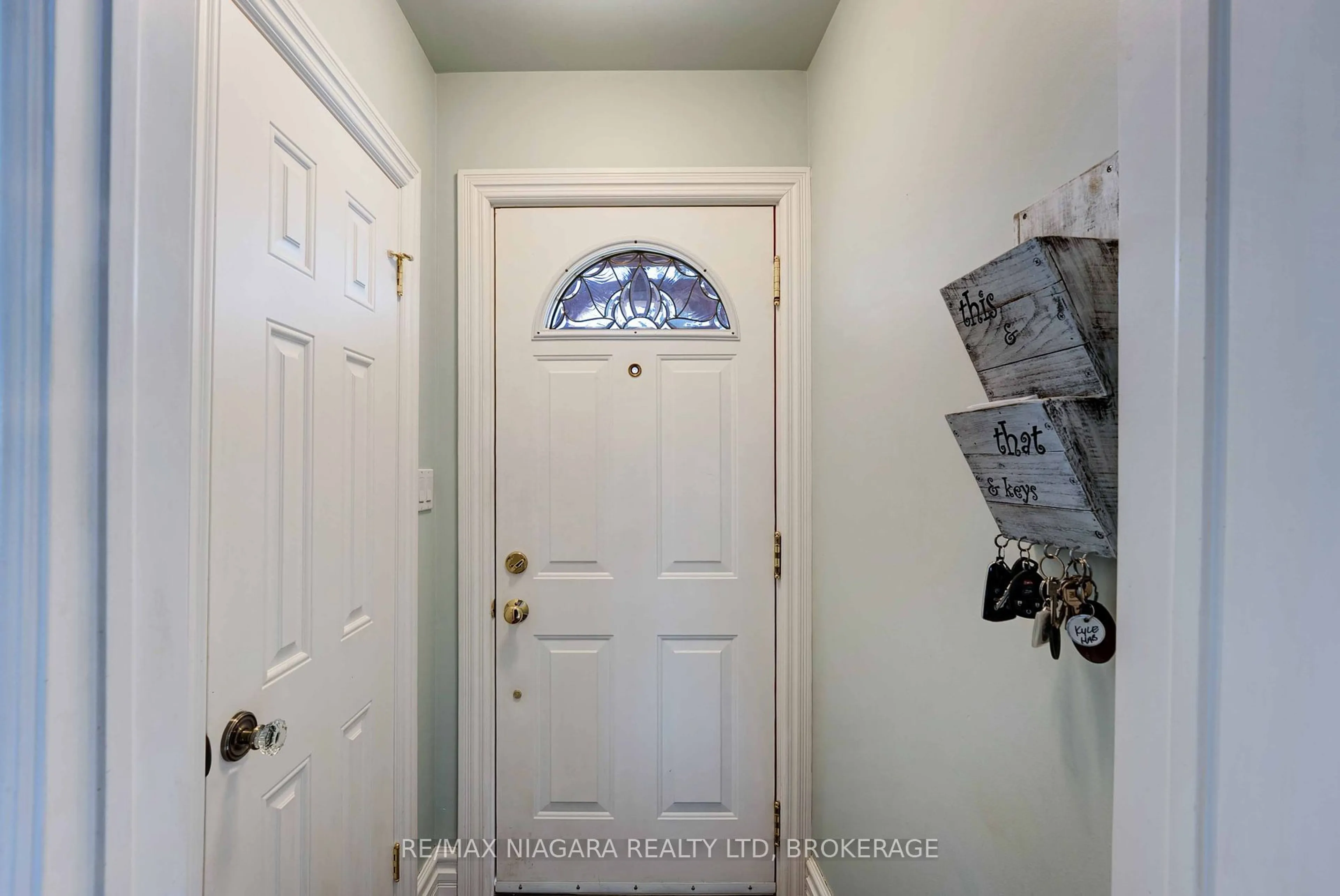 Indoor entryway for 93 Else St, St. Catharines Ontario L2N 2C4