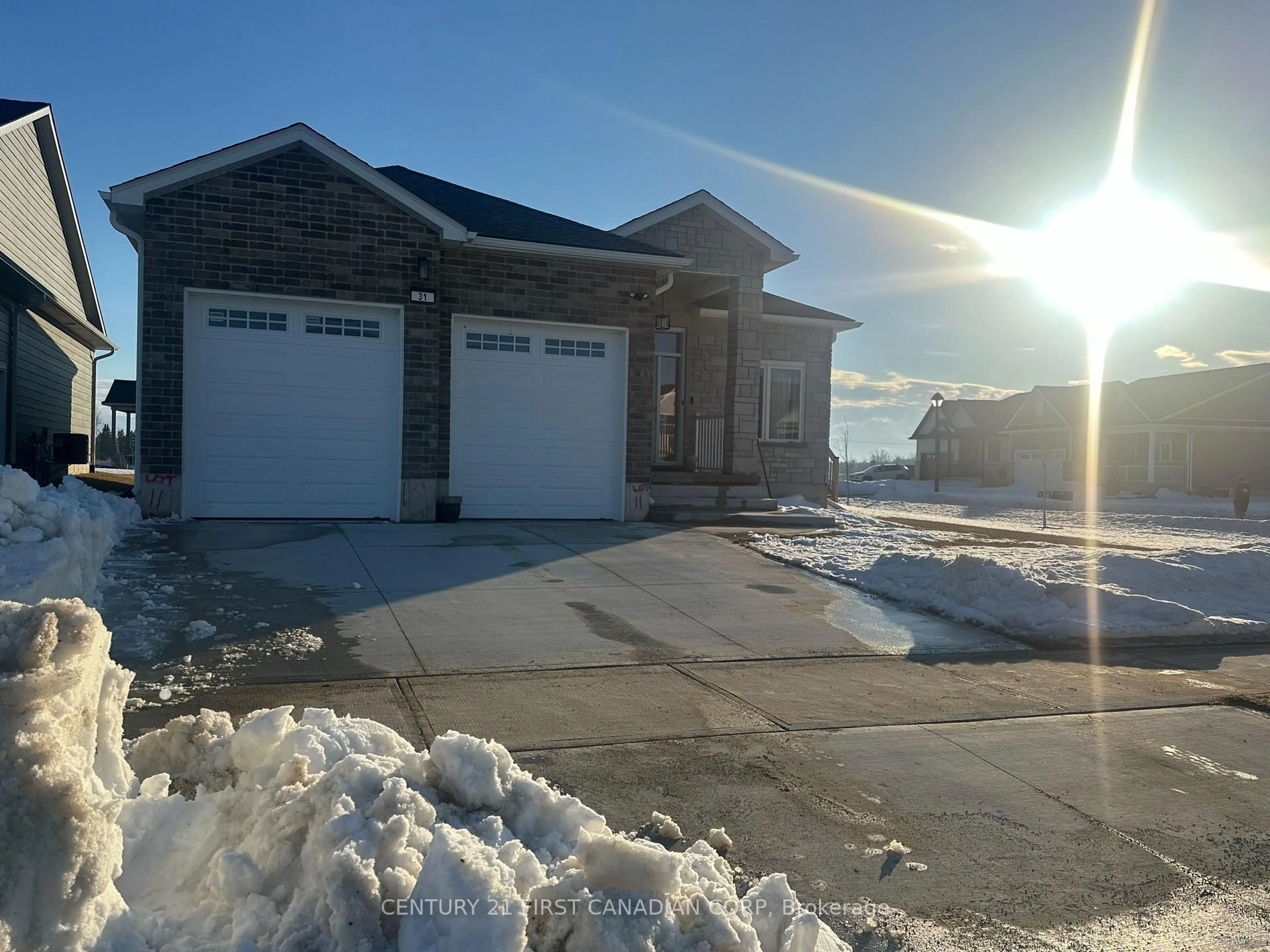 Indoor garage for 31 Brooklawn Dr, Lambton Shores Ontario N0M 1T0