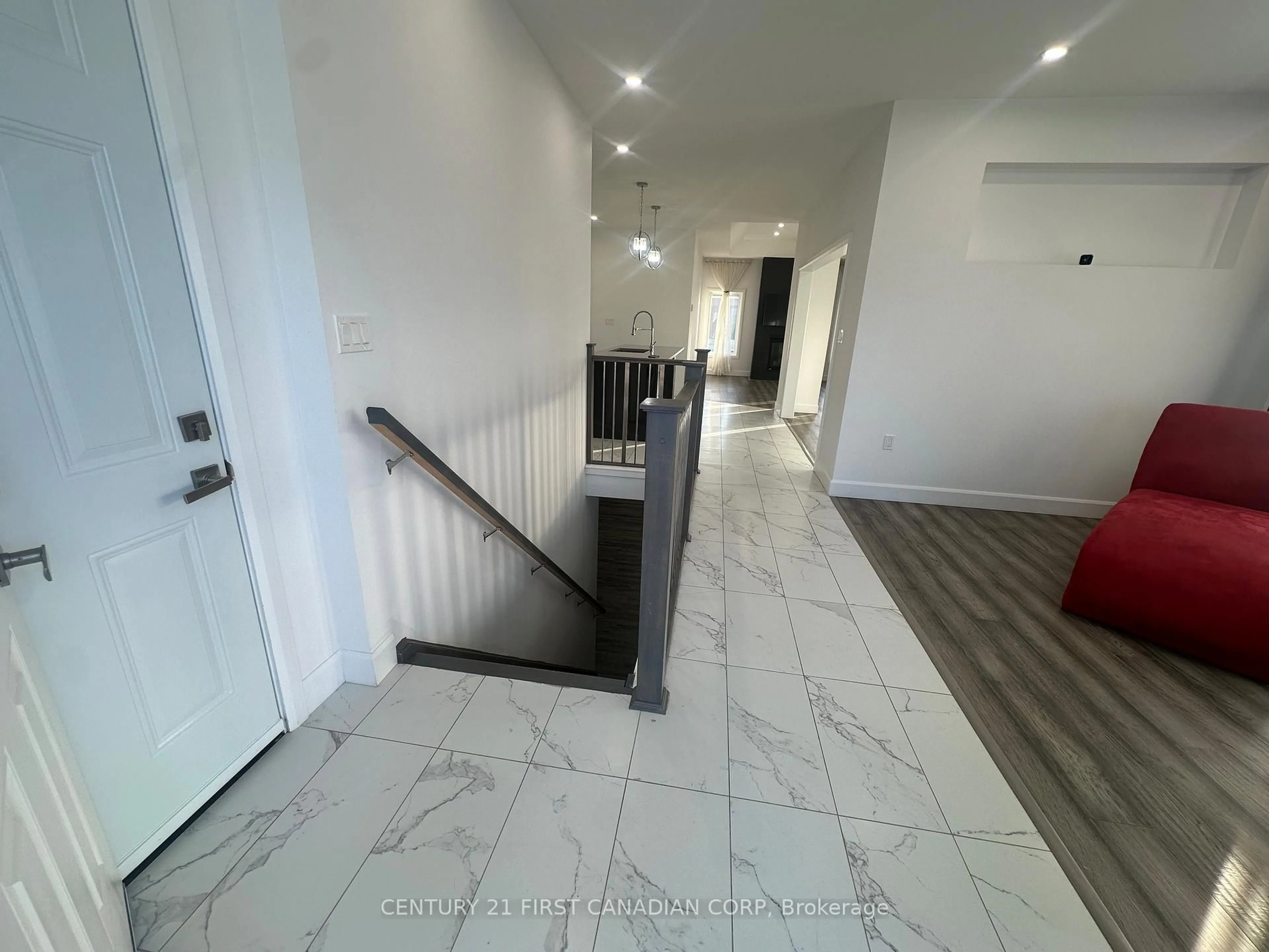 Indoor foyer for 31 Brooklawn Dr, Lambton Shores Ontario N0M 1T0