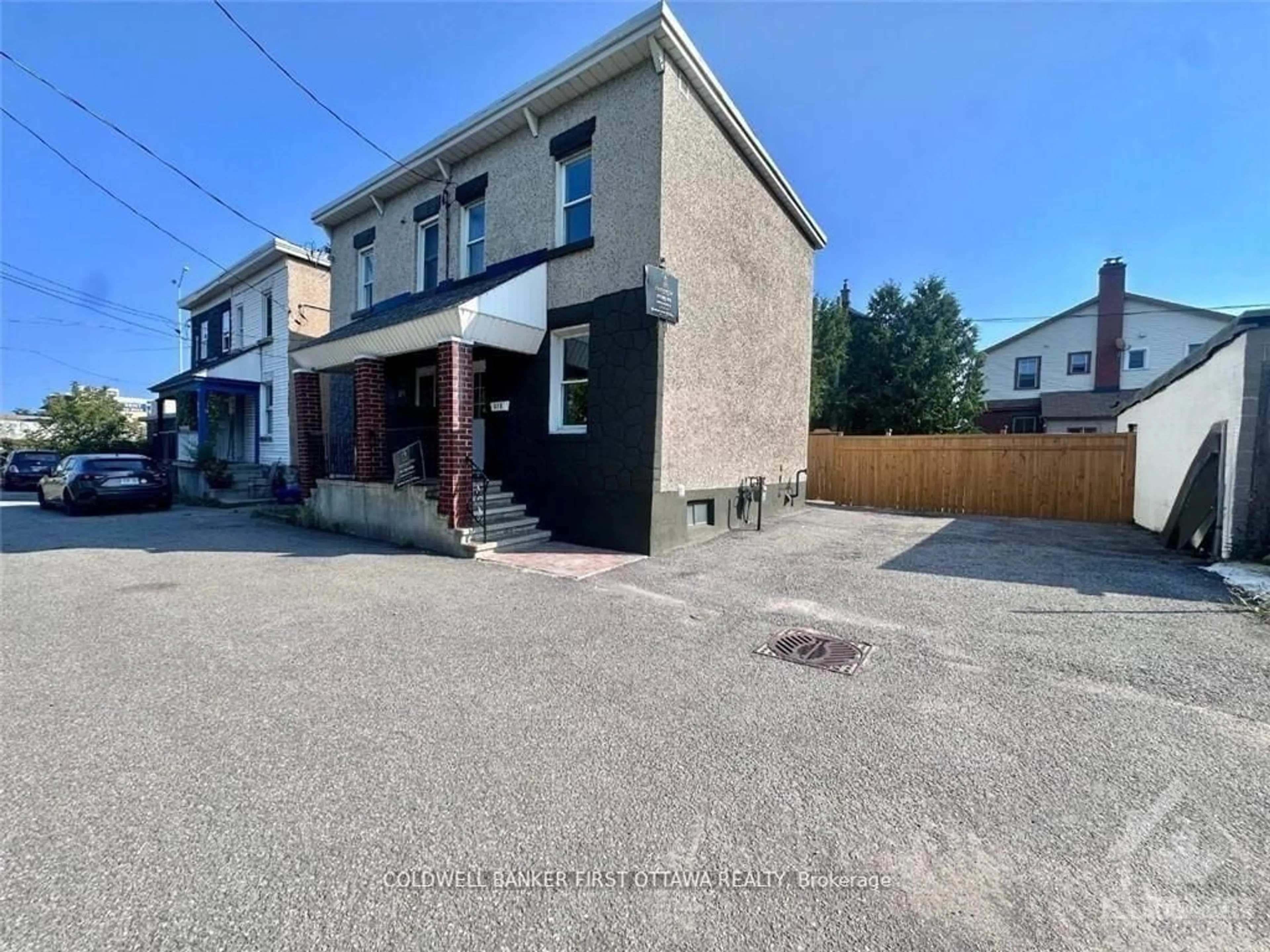 A pic from outside/outdoor area/front of a property/back of a property/a pic from drone, street for 315 ARTHUR Lane, Dows Lake - Civic Hospital and Area Ontario K1S 4J6