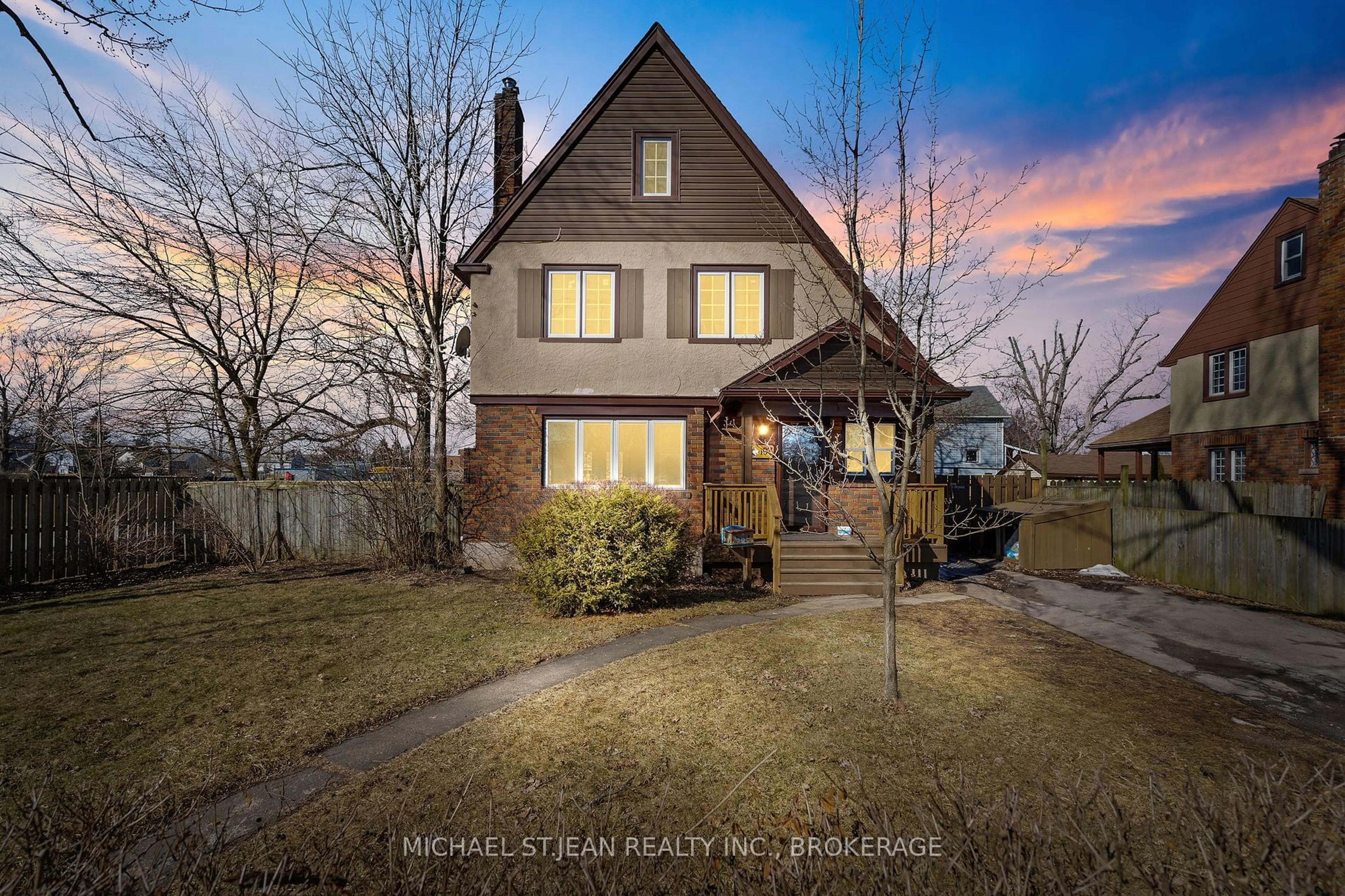 A pic from outside/outdoor area/front of a property/back of a property/a pic from drone, street for 197 Aqueduct St, Welland Ontario L3C 1C3