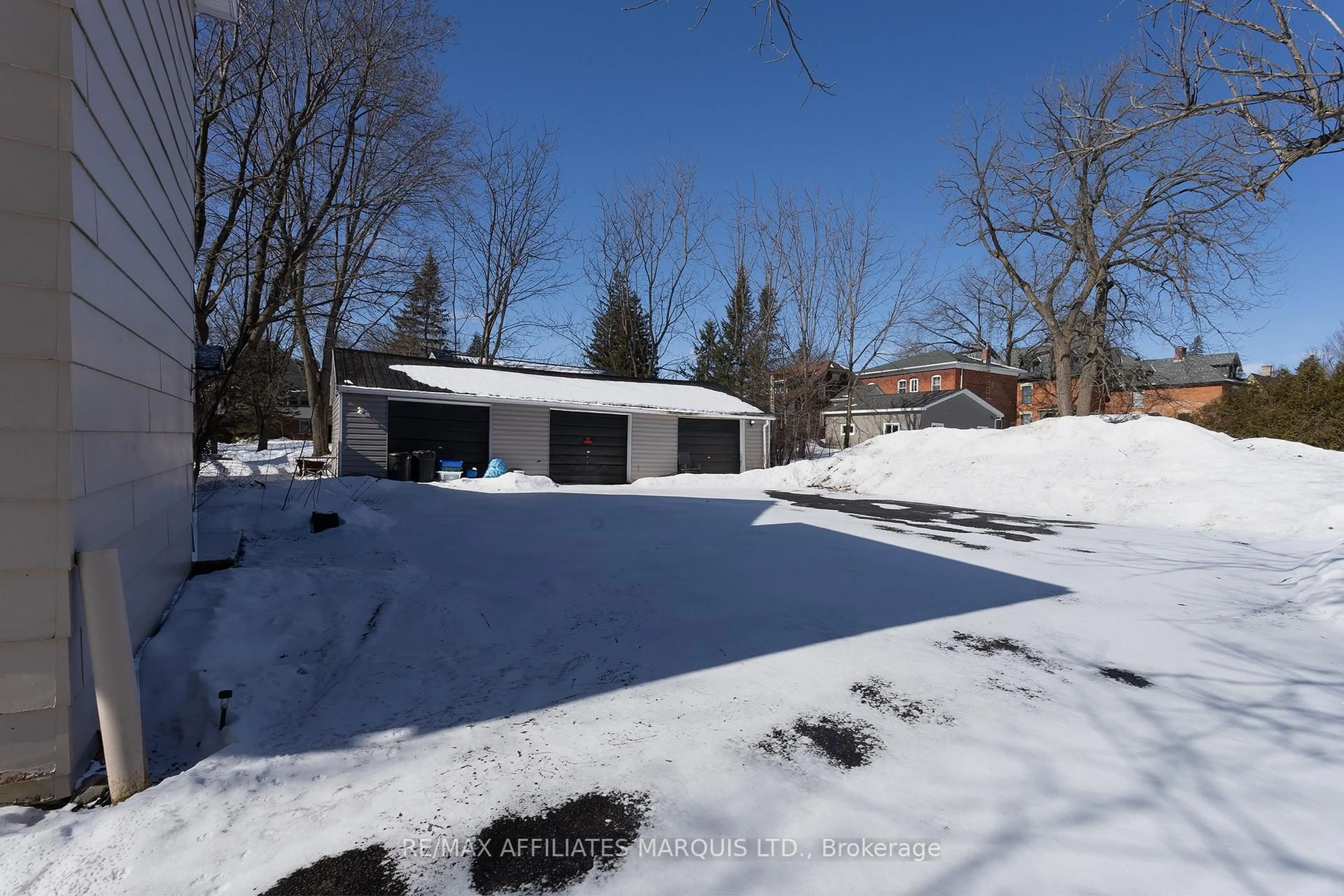 A pic from outside/outdoor area/front of a property/back of a property/a pic from drone, street for 16 Lakeshore Dr, South Dundas Ontario K0C 1X0