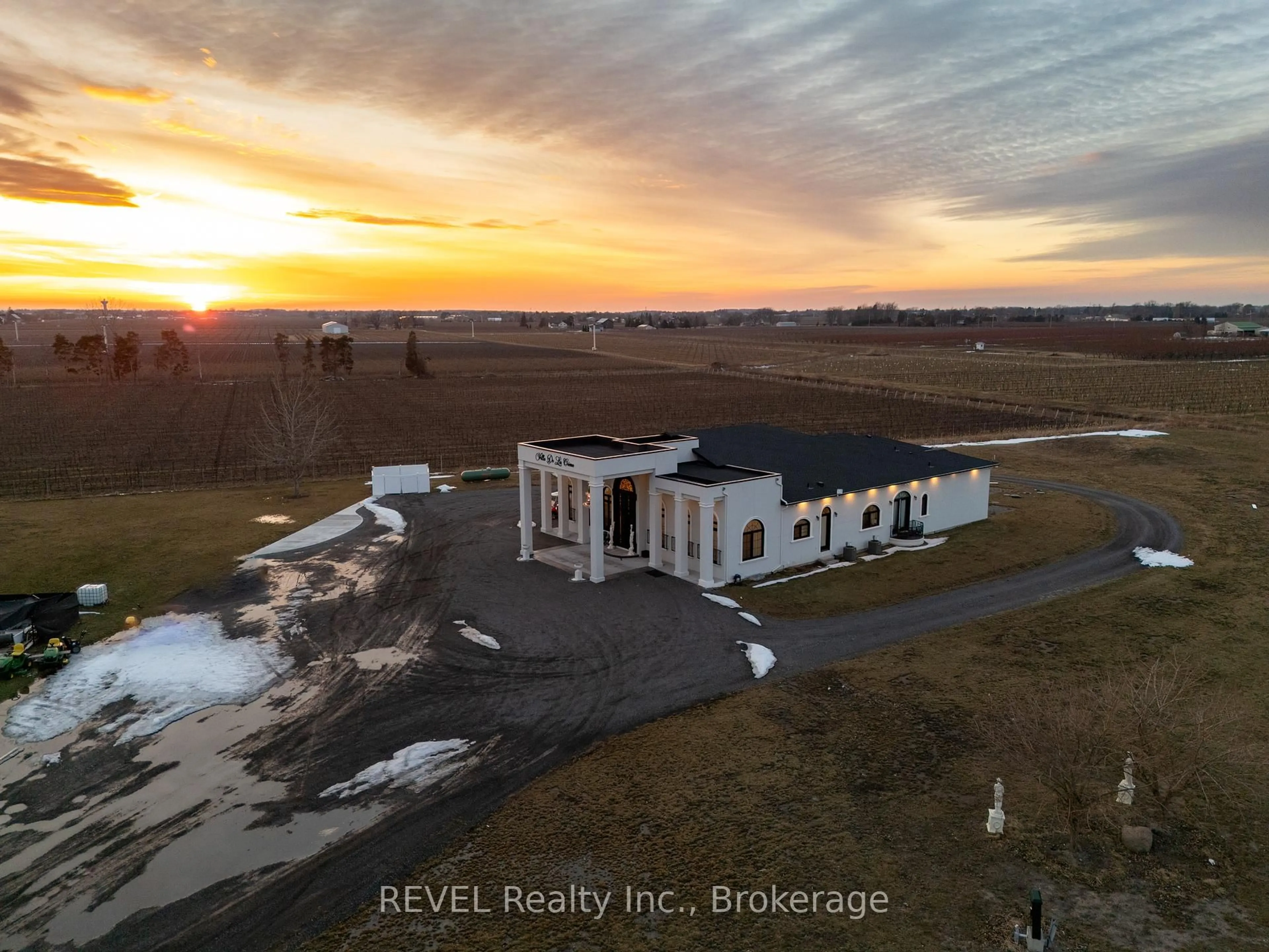 A pic from outside/outdoor area/front of a property/back of a property/a pic from drone, building for 1530 Concession 1 Rd, Niagara-on-the-Lake Ontario L0S 1J0