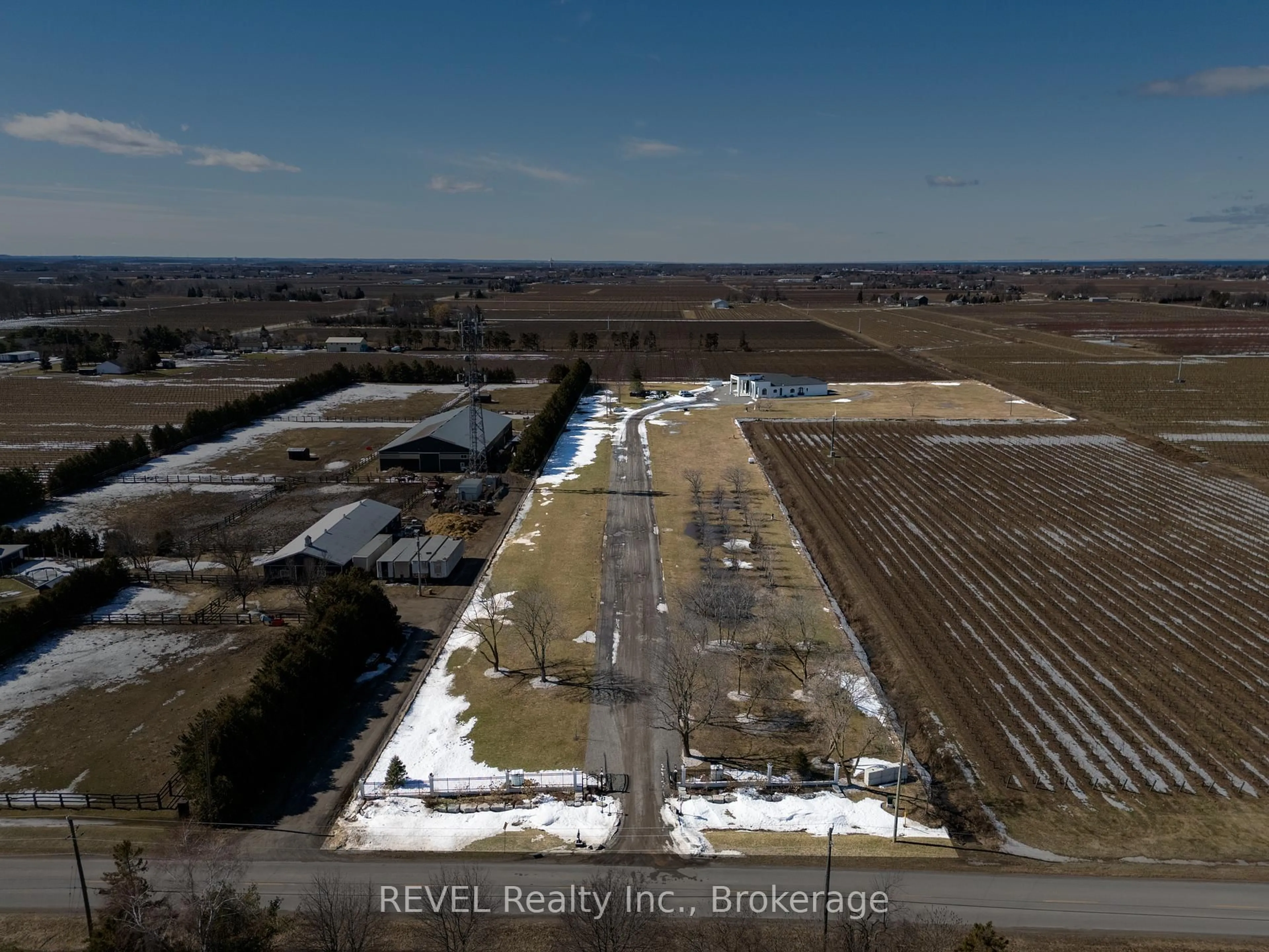 A pic from outside/outdoor area/front of a property/back of a property/a pic from drone, unknown for 1530 Concession 1 Rd, Niagara-on-the-Lake Ontario L0S 1J0