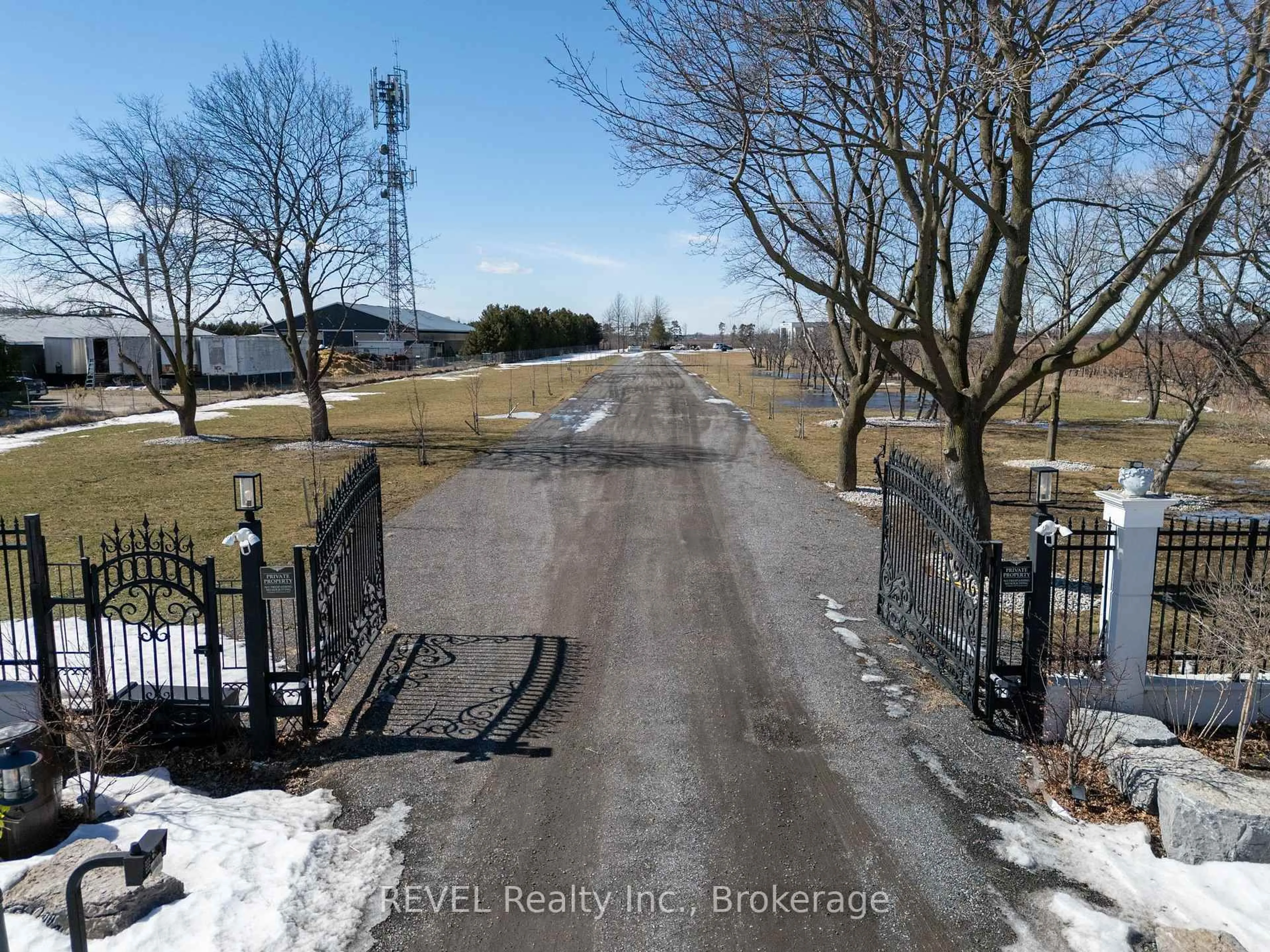 A pic from outside/outdoor area/front of a property/back of a property/a pic from drone, street for 1530 Concession 1 Rd, Niagara-on-the-Lake Ontario L0S 1J0