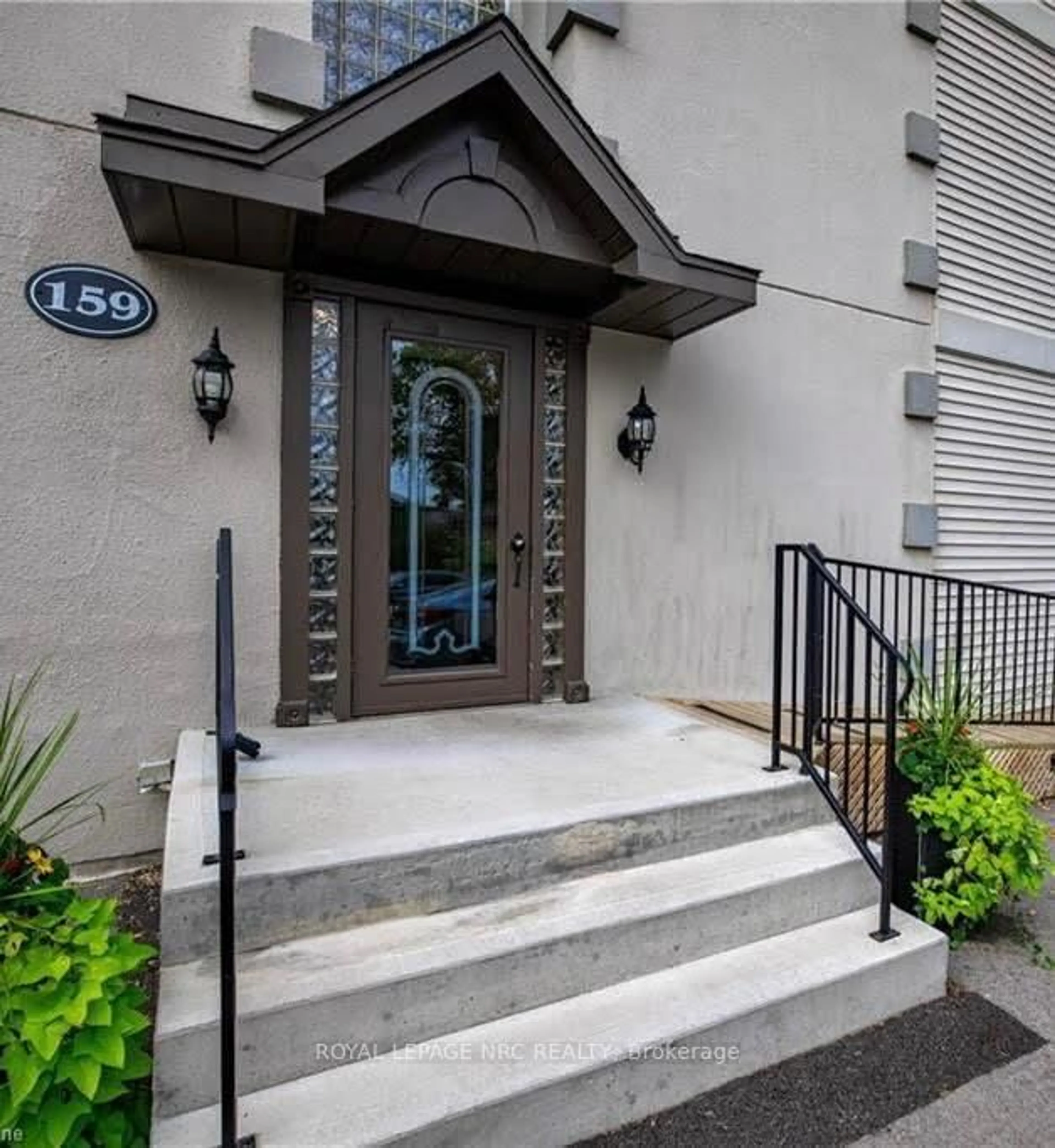 Indoor entryway for 159 Lake St #202, St. Catharines Ontario L2R 5Y6