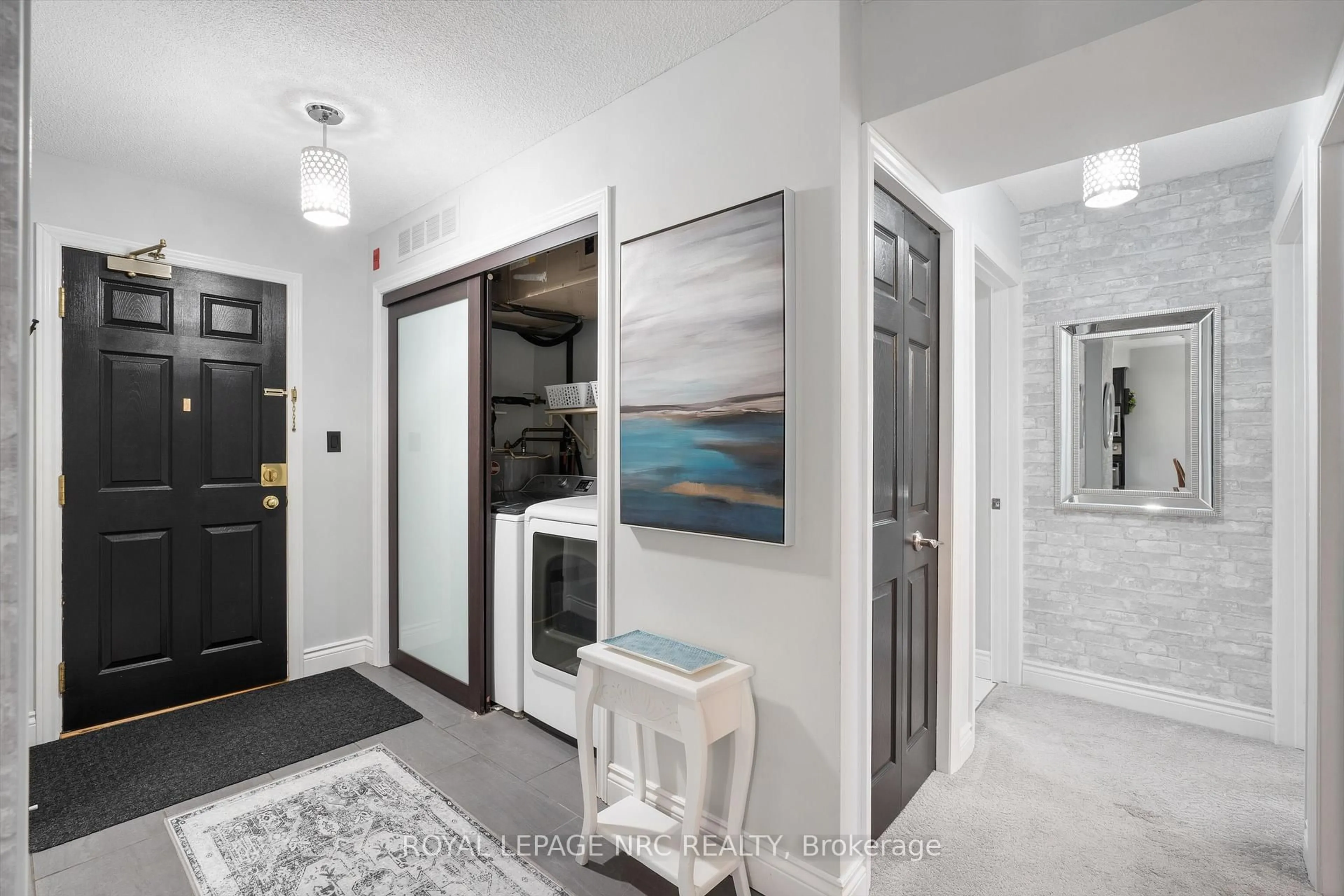 Indoor entryway for 159 Lake St #202, St. Catharines Ontario L2R 5Y6