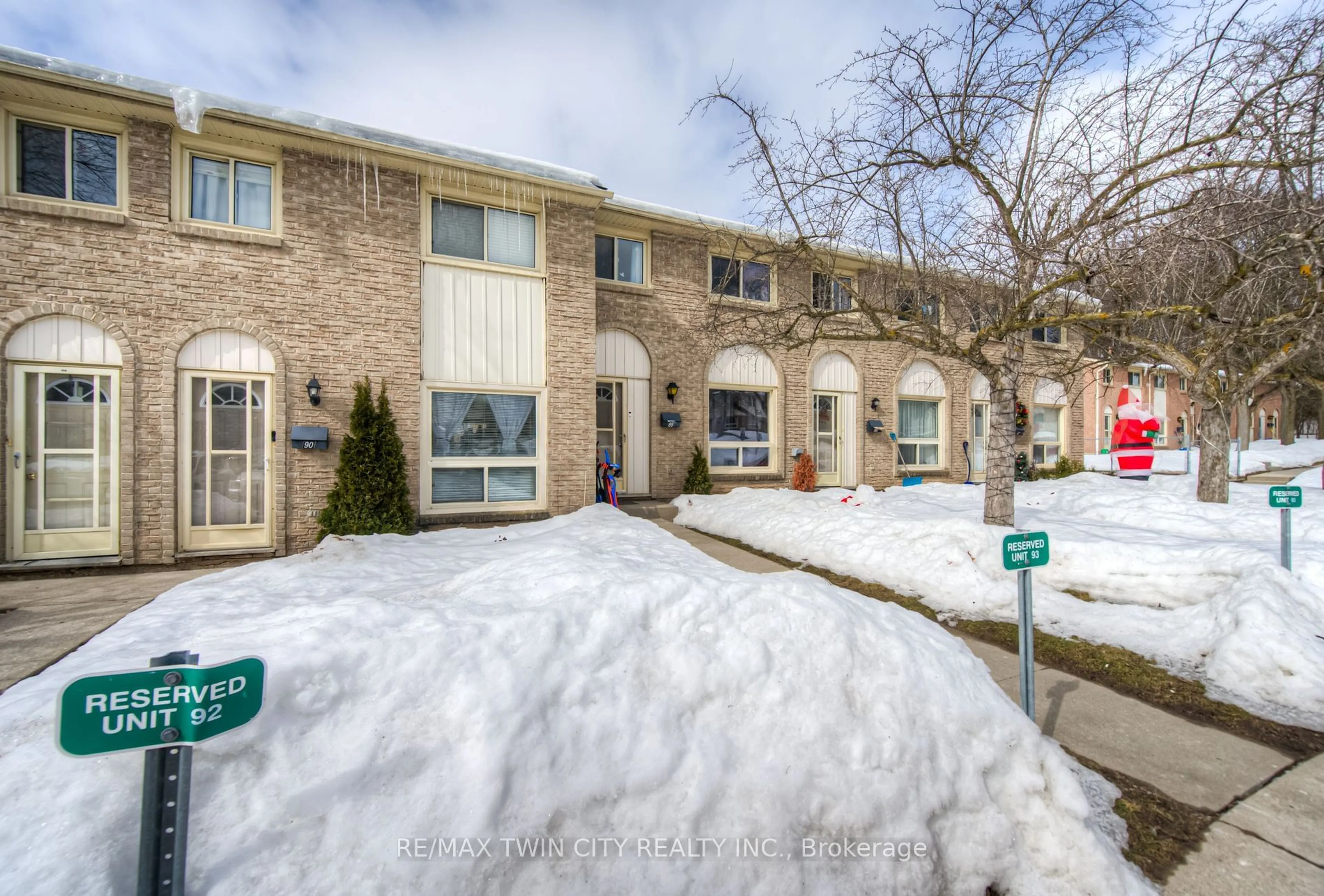 A pic from outside/outdoor area/front of a property/back of a property/a pic from drone, street for 165 Green Valley Dr #89, Kitchener Ontario N2P 1K3