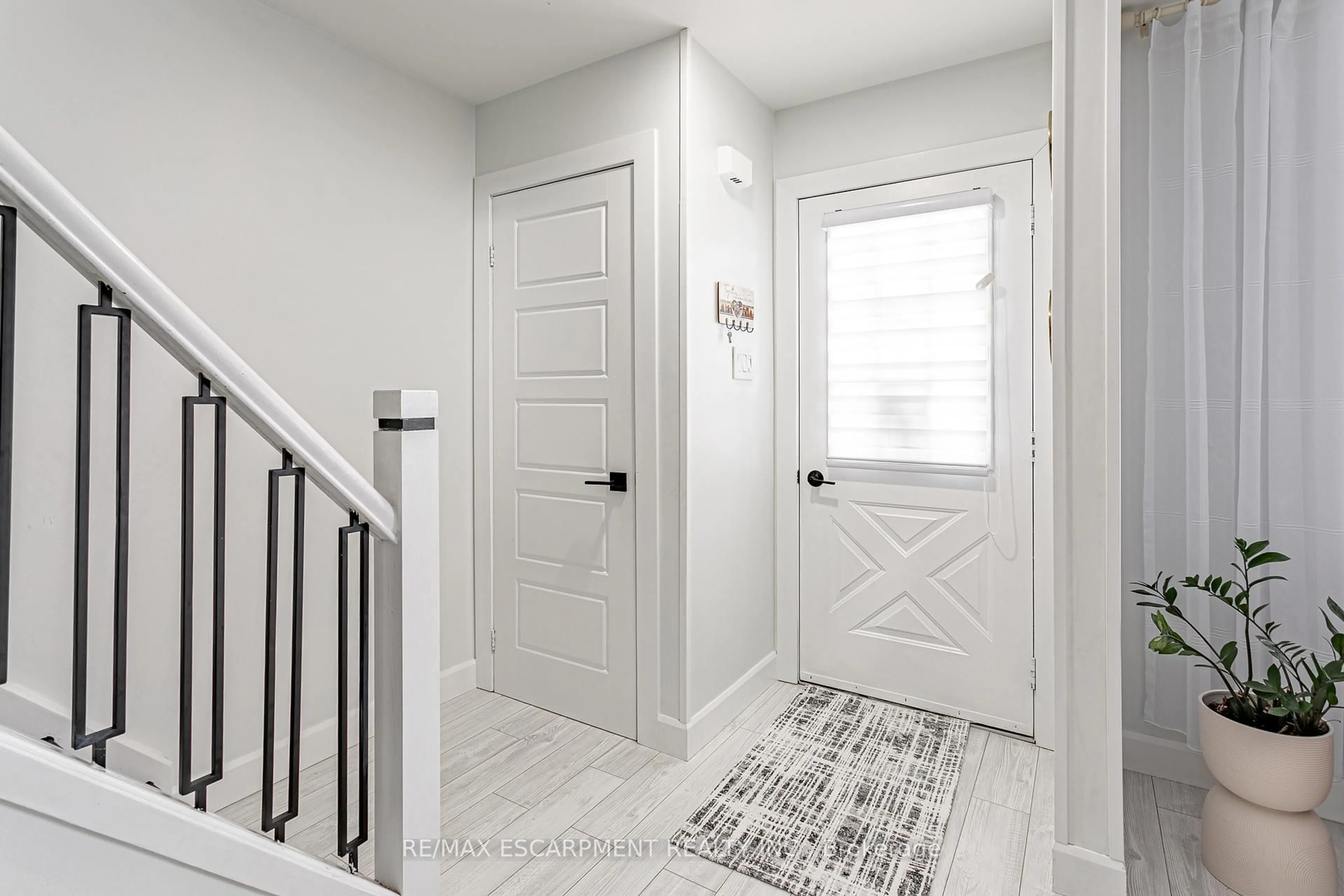 Indoor entryway for 448 SPRINGBANK Ave, Woodstock Ontario N4T 1H8