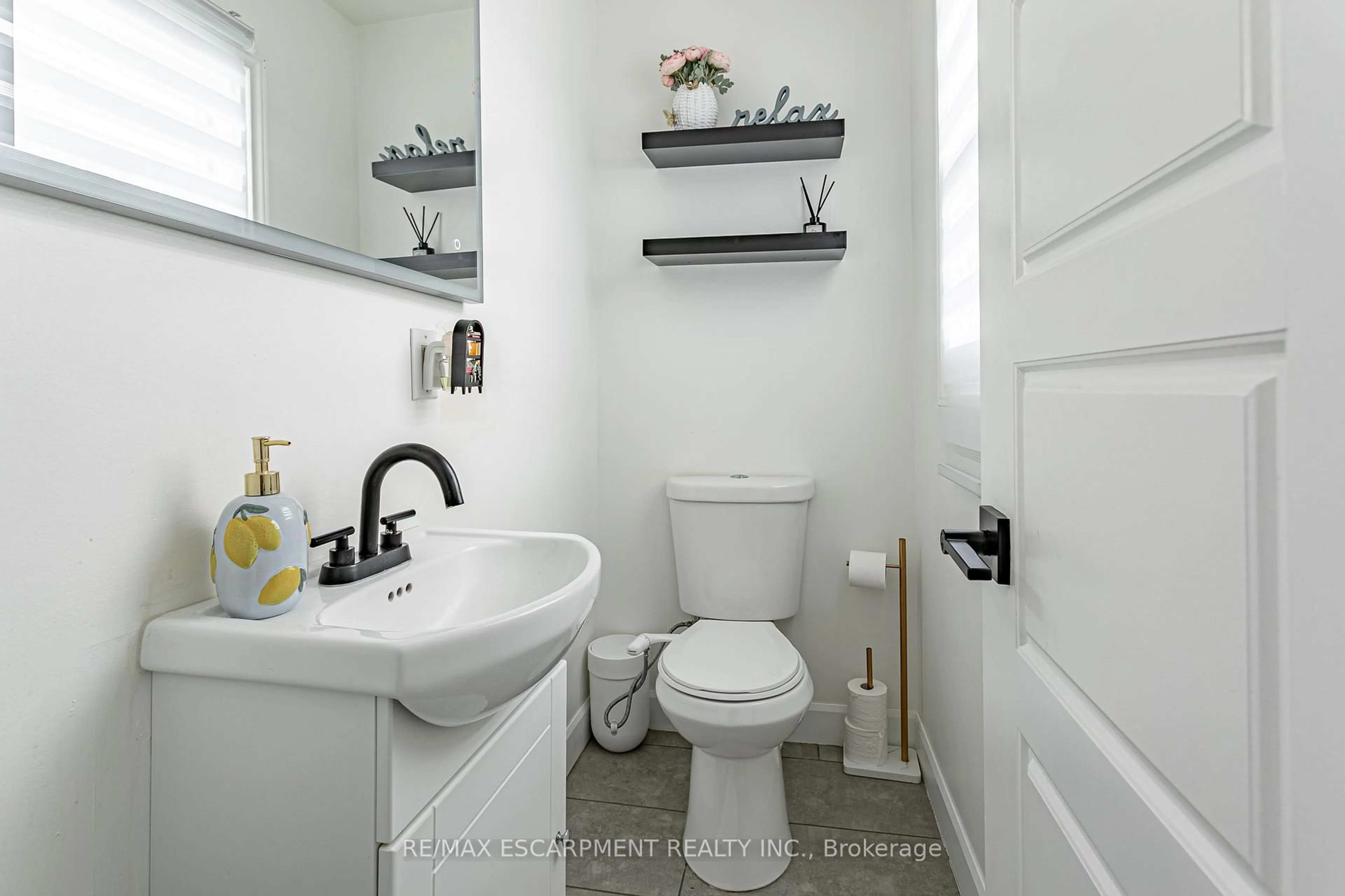 Standard bathroom, ceramic/tile floor for 448 SPRINGBANK Ave, Woodstock Ontario N4T 1H8