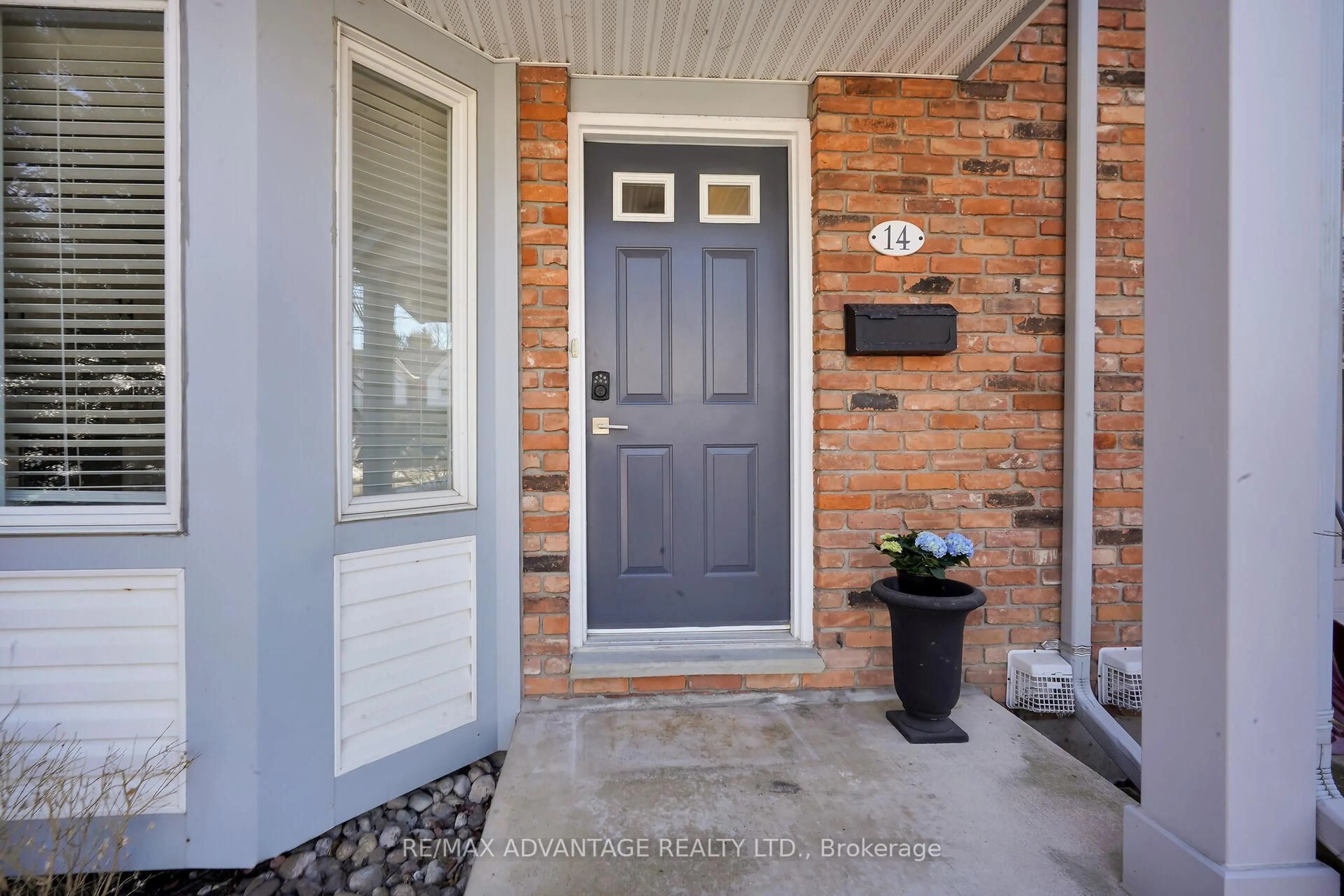 Indoor entryway for 1415 Commissioners Rd #14, London Ontario N6K 1E2