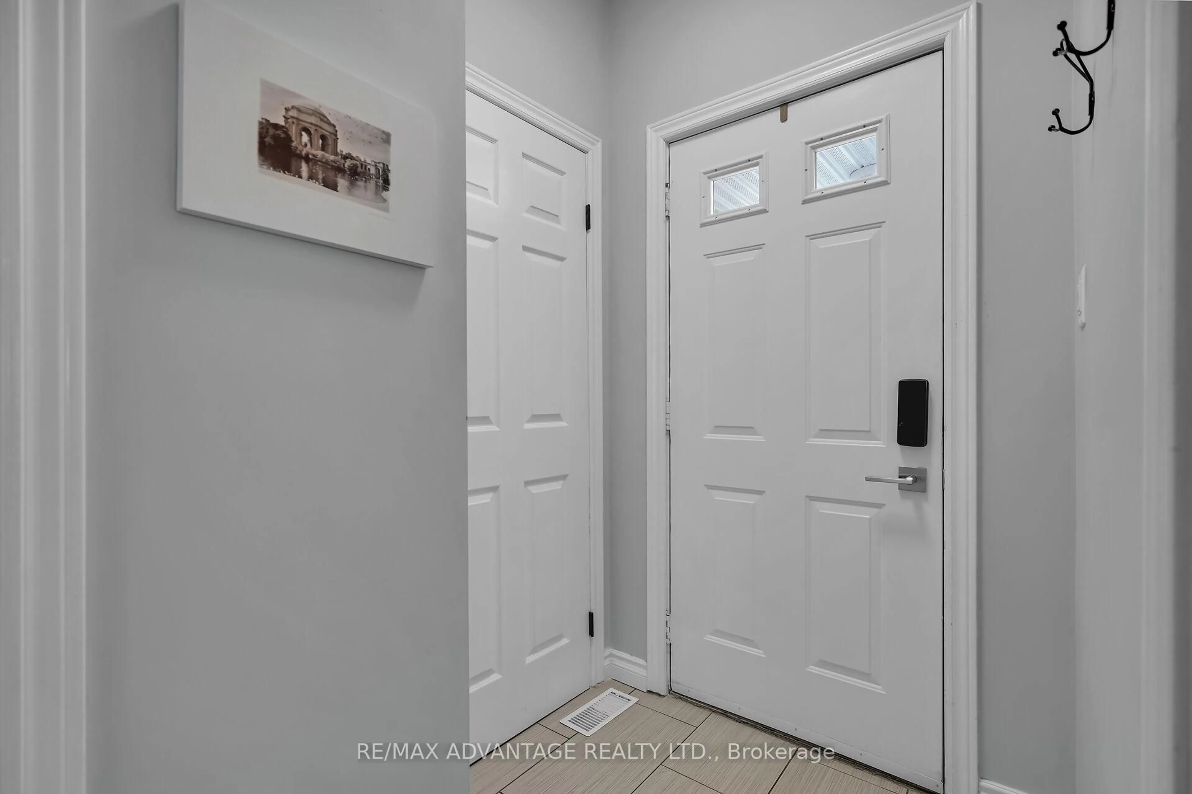 Indoor entryway for 1415 Commissioners Rd #14, London Ontario N6K 1E2