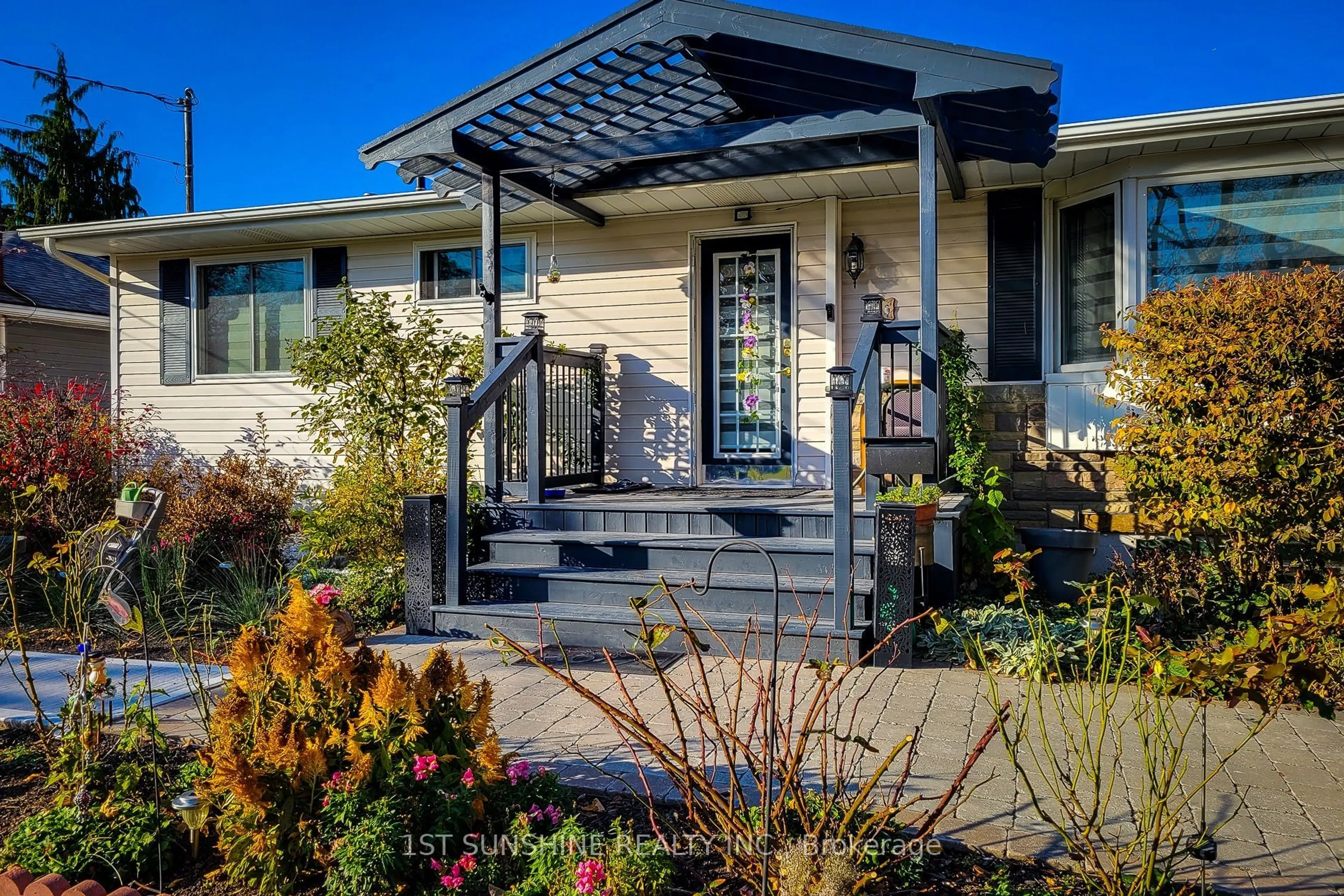 Home with vinyl exterior material, street for 8 Sullivan Dr, St. Catharines Ontario L2N 1K2