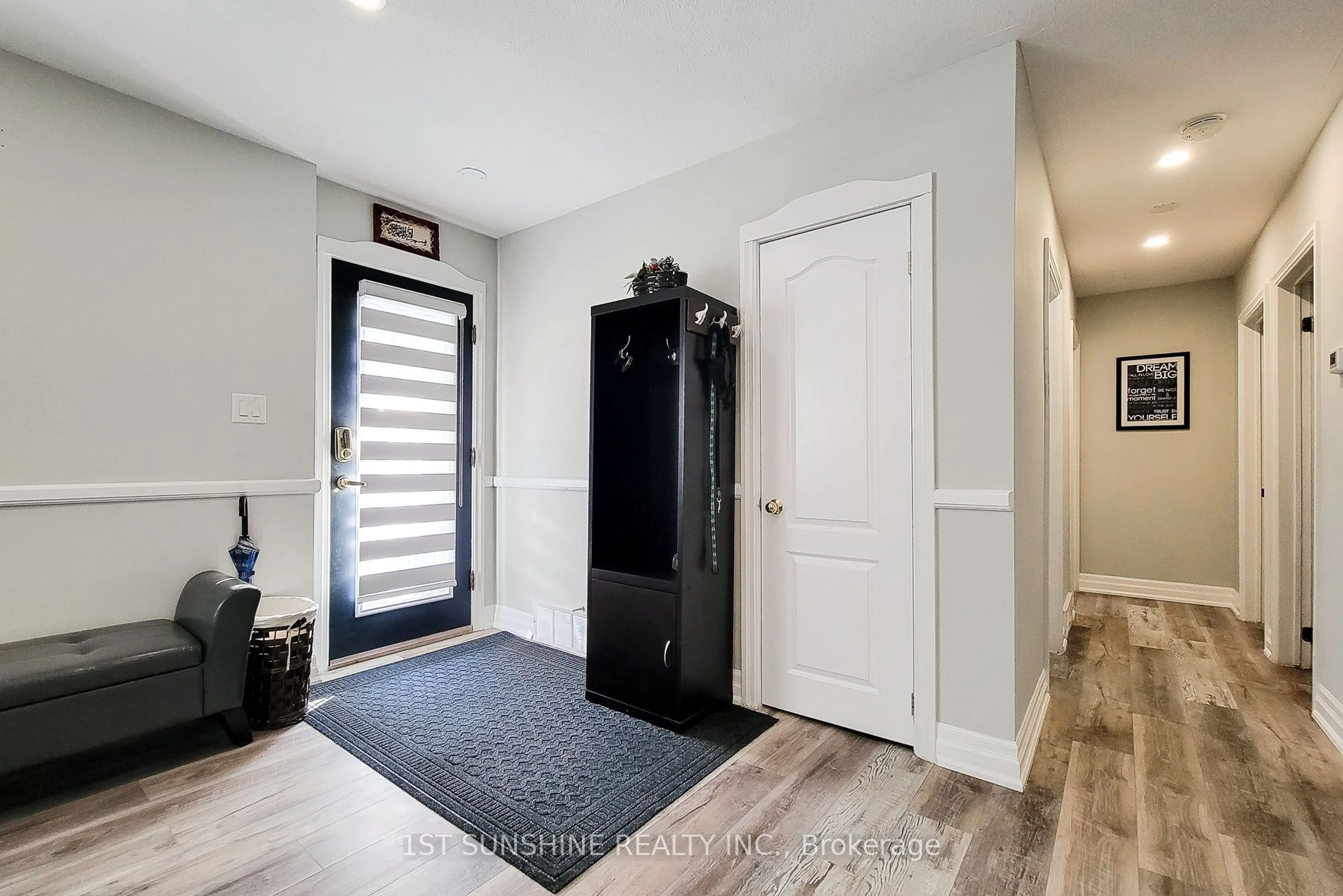 Indoor entryway for 8 Sullivan Dr, St. Catharines Ontario L2N 1K2