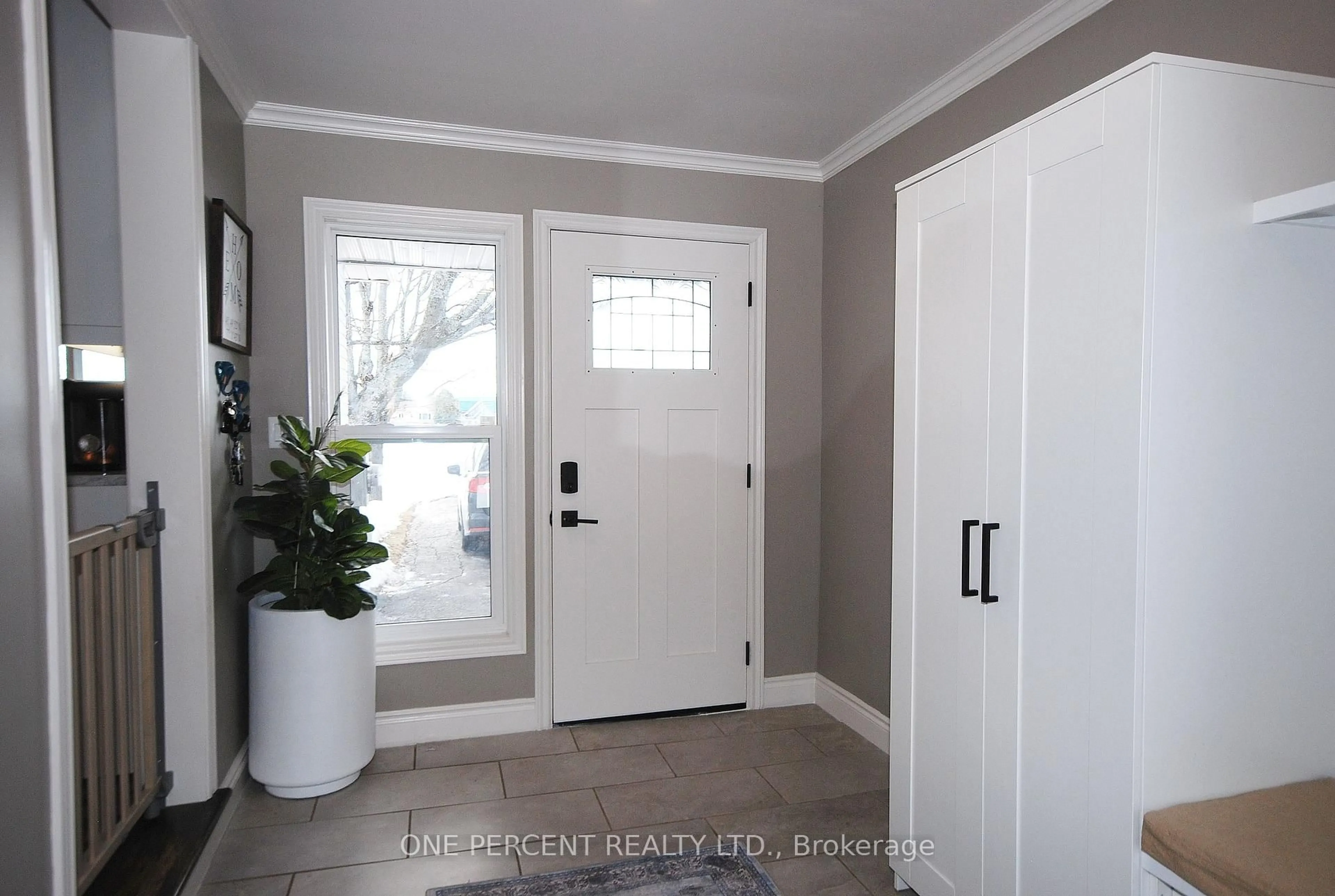 Indoor entryway for 510 Forest Lea Rd, Laurentian Valley Ontario K8A 6W6