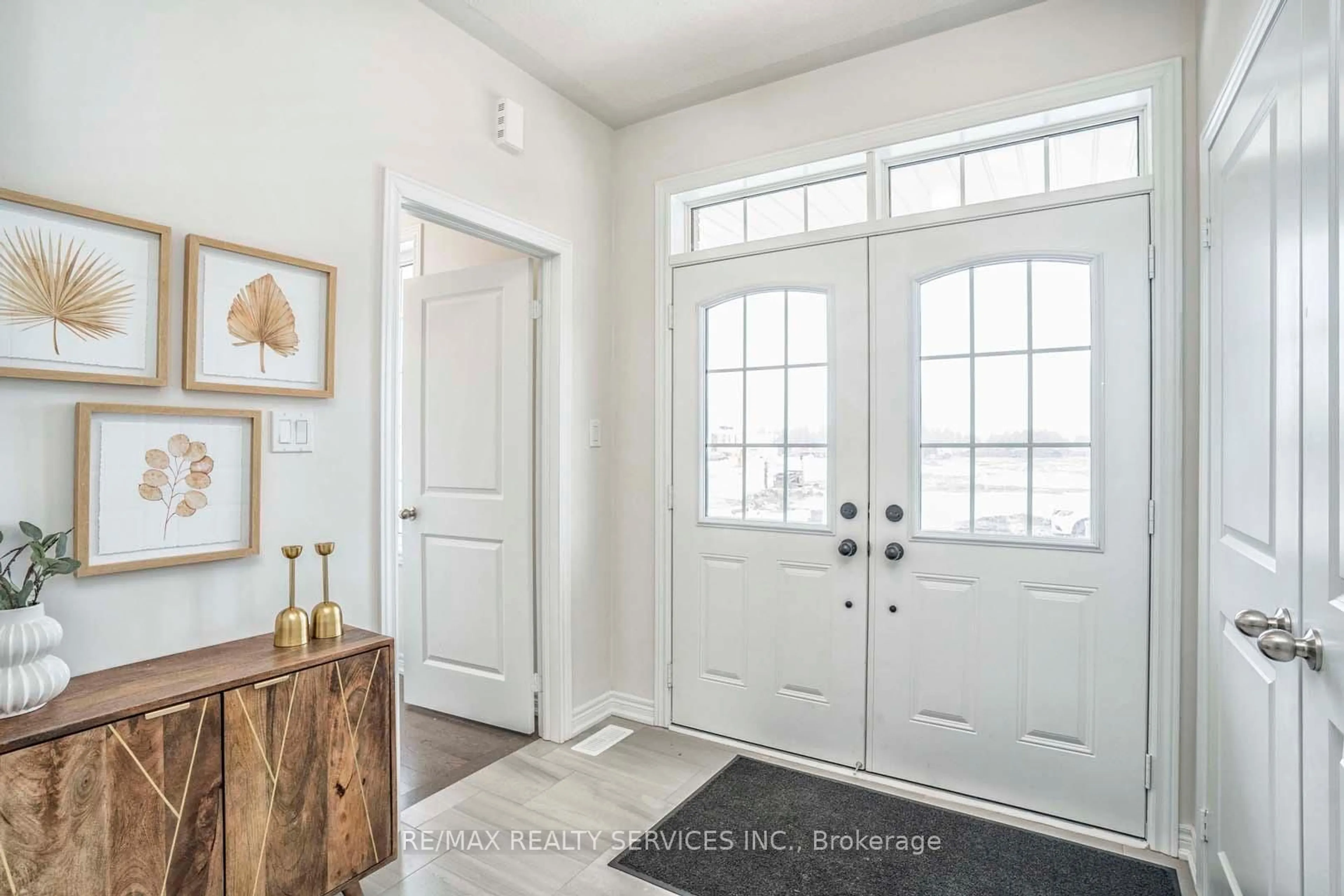 Indoor entryway for 525 Red Elm Rd, Shelburne Ontario L6V 3Y5