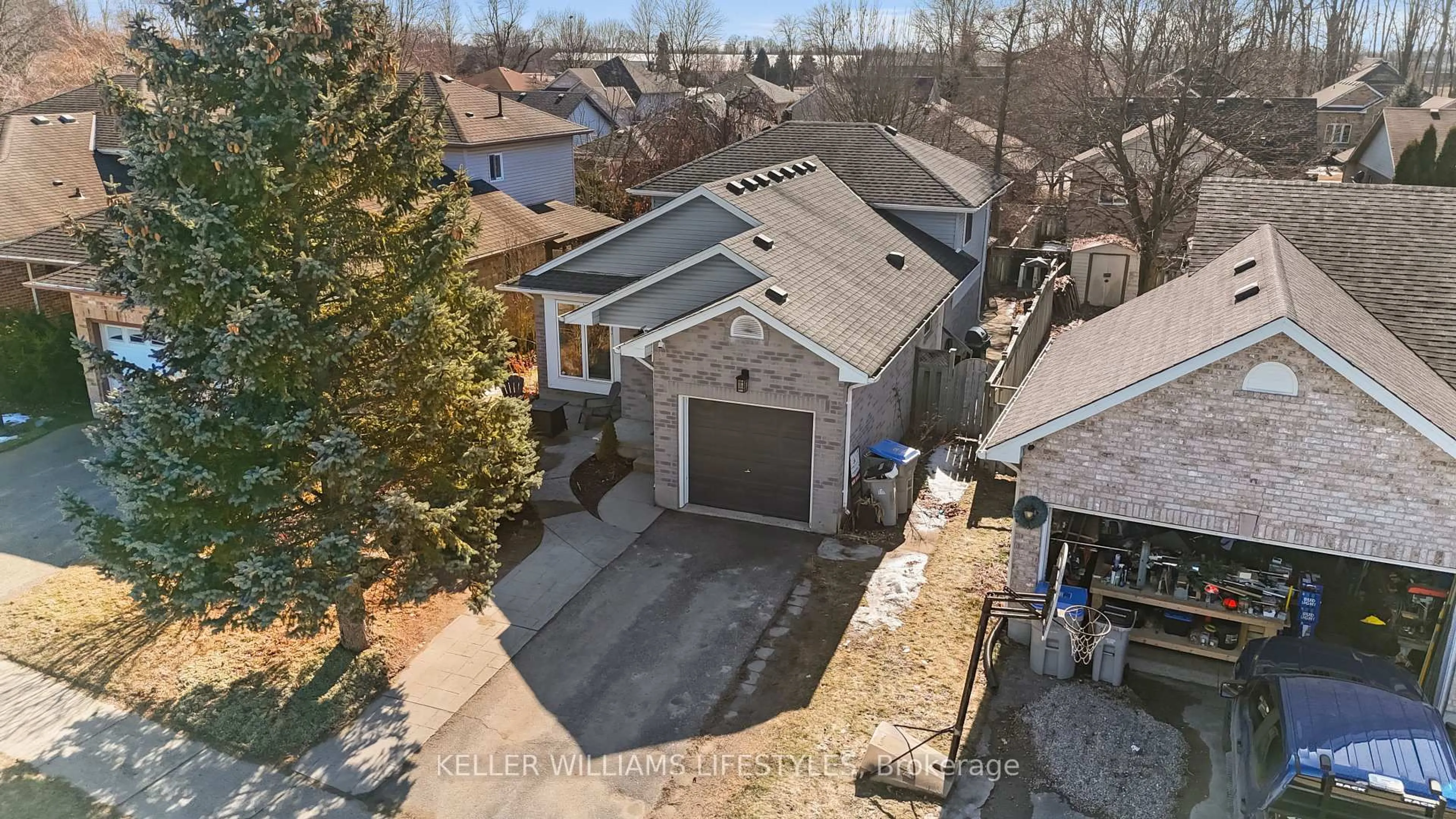 A pic from outside/outdoor area/front of a property/back of a property/a pic from drone, street for 186 Parkview Dr, Strathroy-Caradoc Ontario N7G 4E9