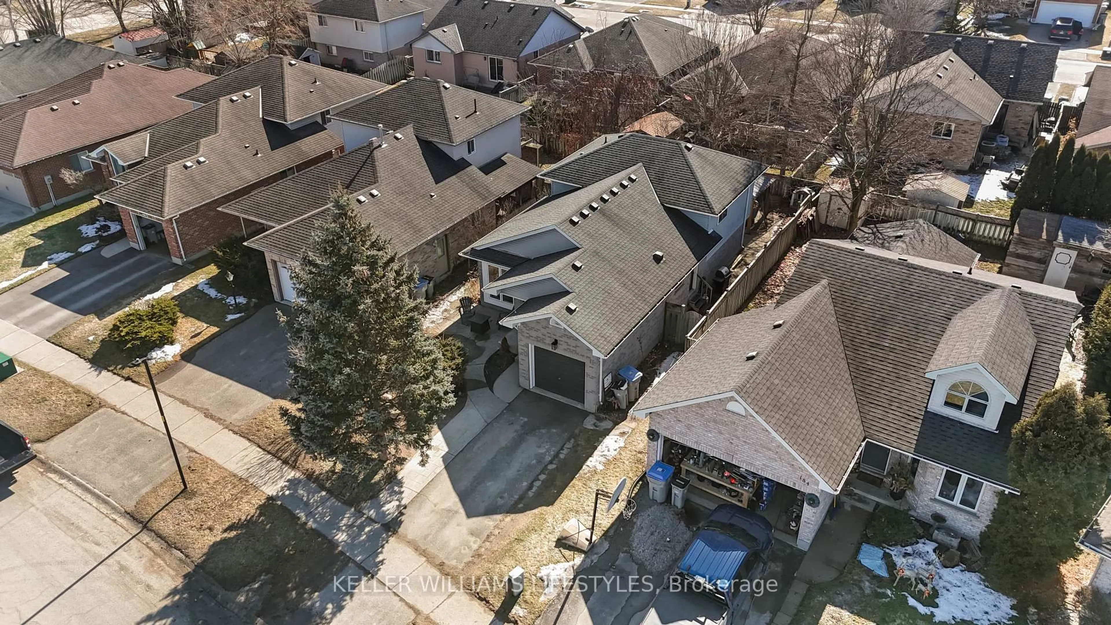 A pic from outside/outdoor area/front of a property/back of a property/a pic from drone, unknown for 186 Parkview Dr, Strathroy-Caradoc Ontario N7G 4E9