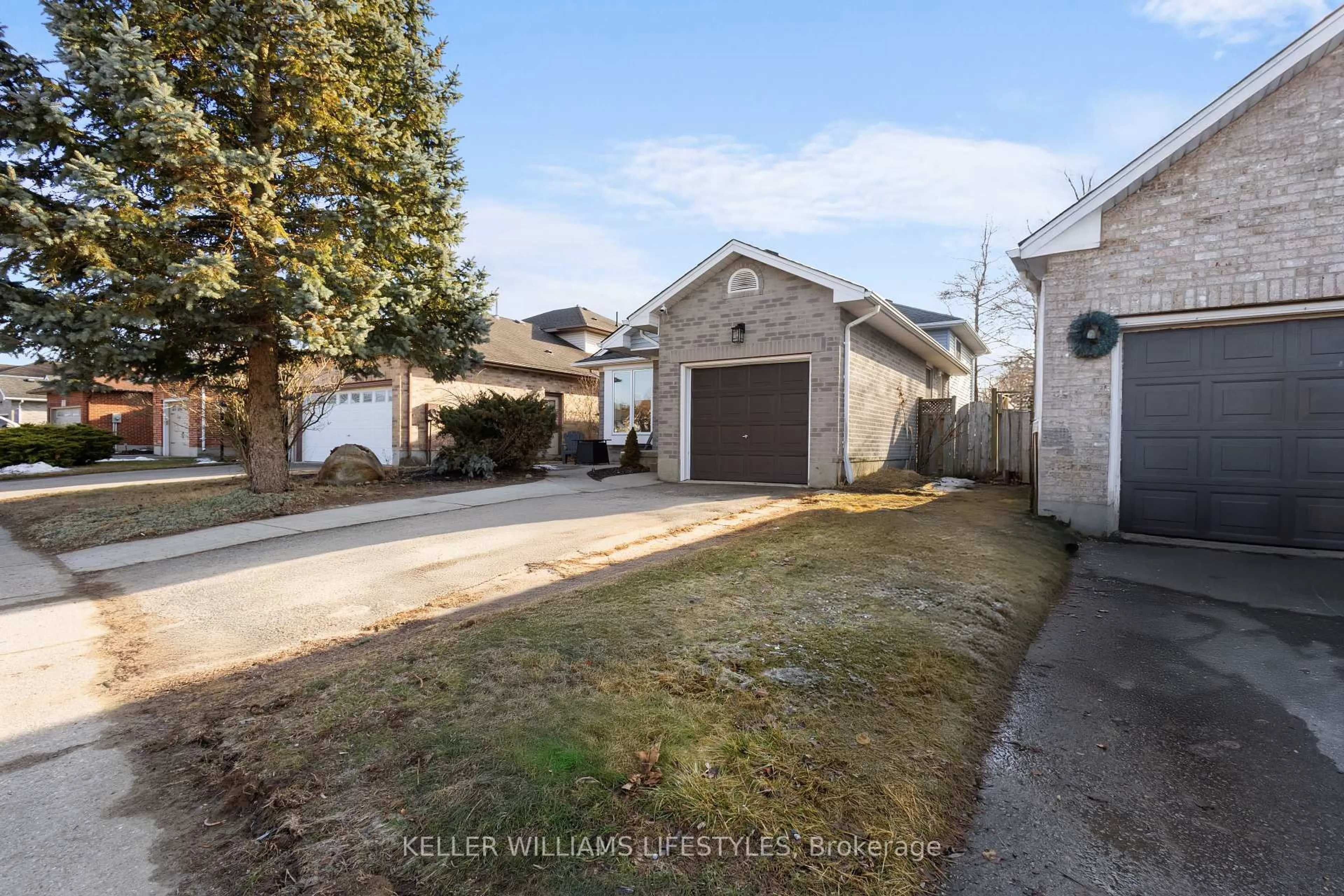 A pic from outside/outdoor area/front of a property/back of a property/a pic from drone, street for 186 Parkview Dr, Strathroy-Caradoc Ontario N7G 4E9