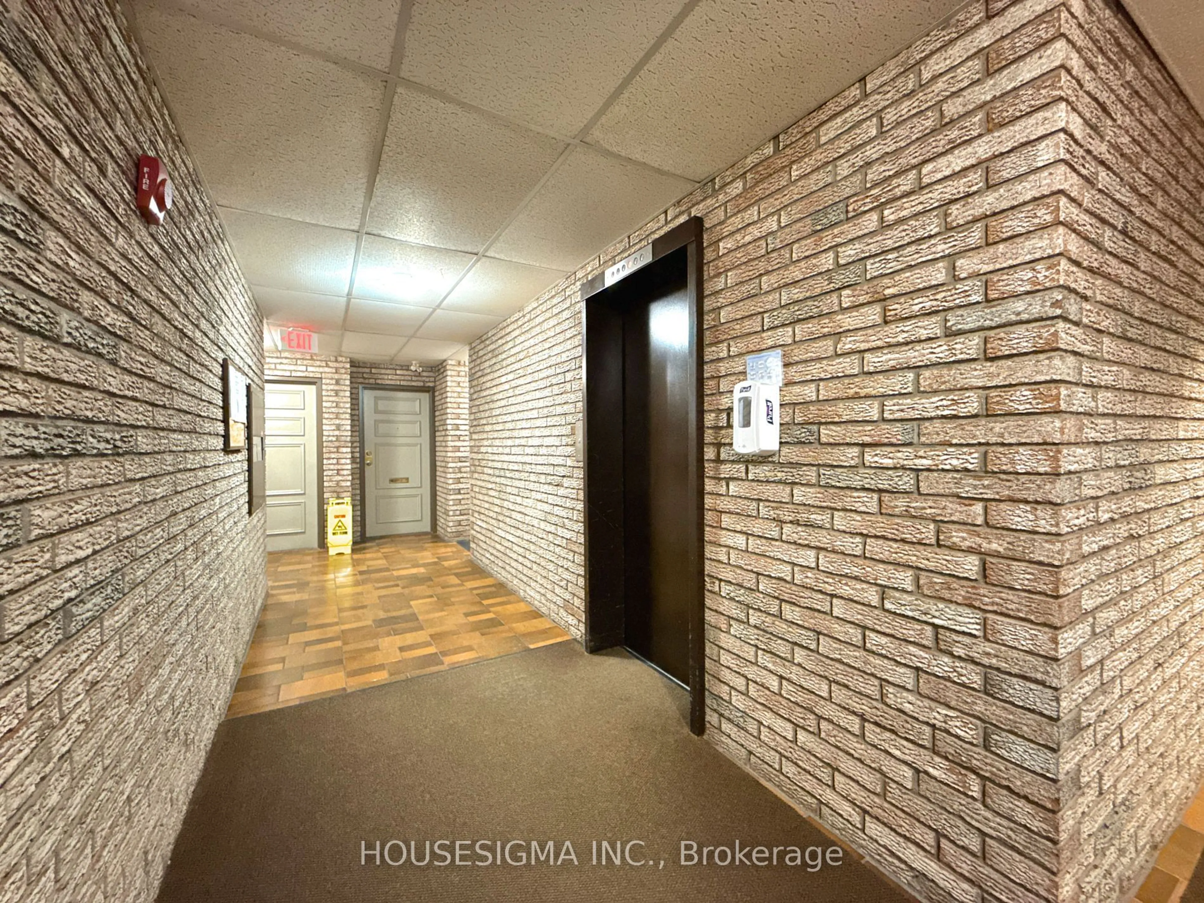 Indoor foyer for 1104 Jalna Blvd #401, London Ontario N6E 2S6