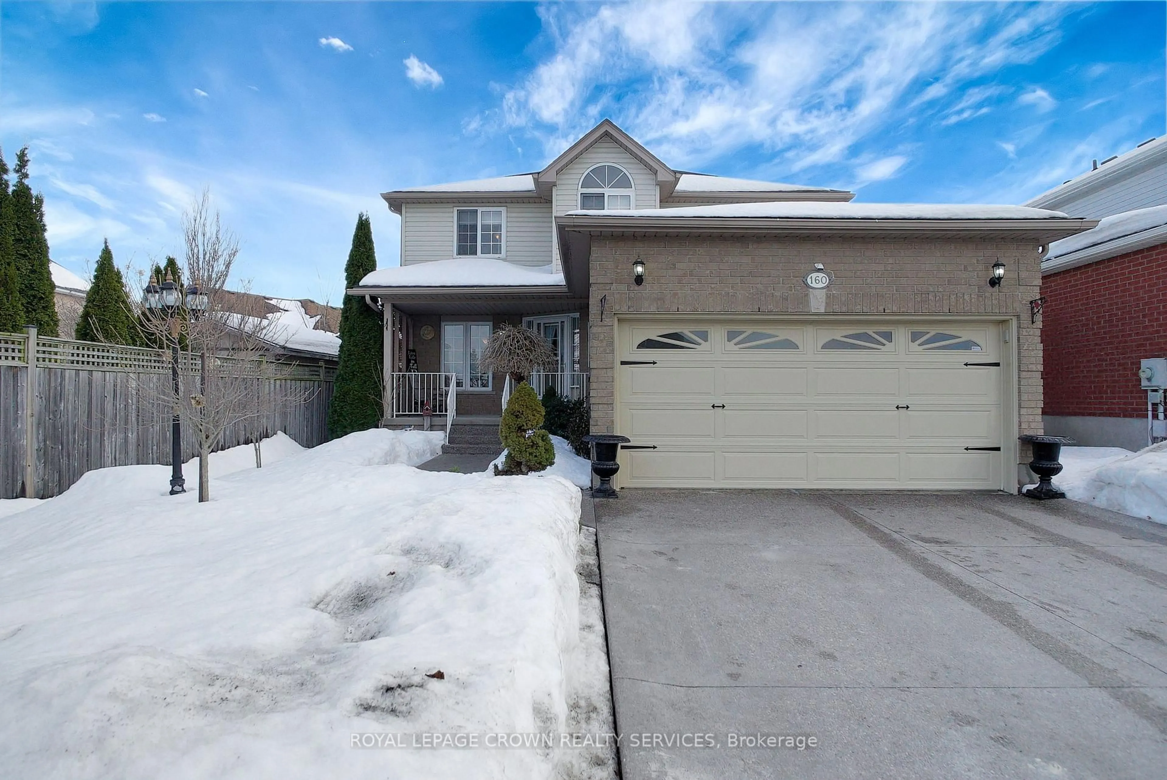 A pic from outside/outdoor area/front of a property/back of a property/a pic from drone, street for 160 Gatehouse Dr, Cambridge Ontario N1P 1G1