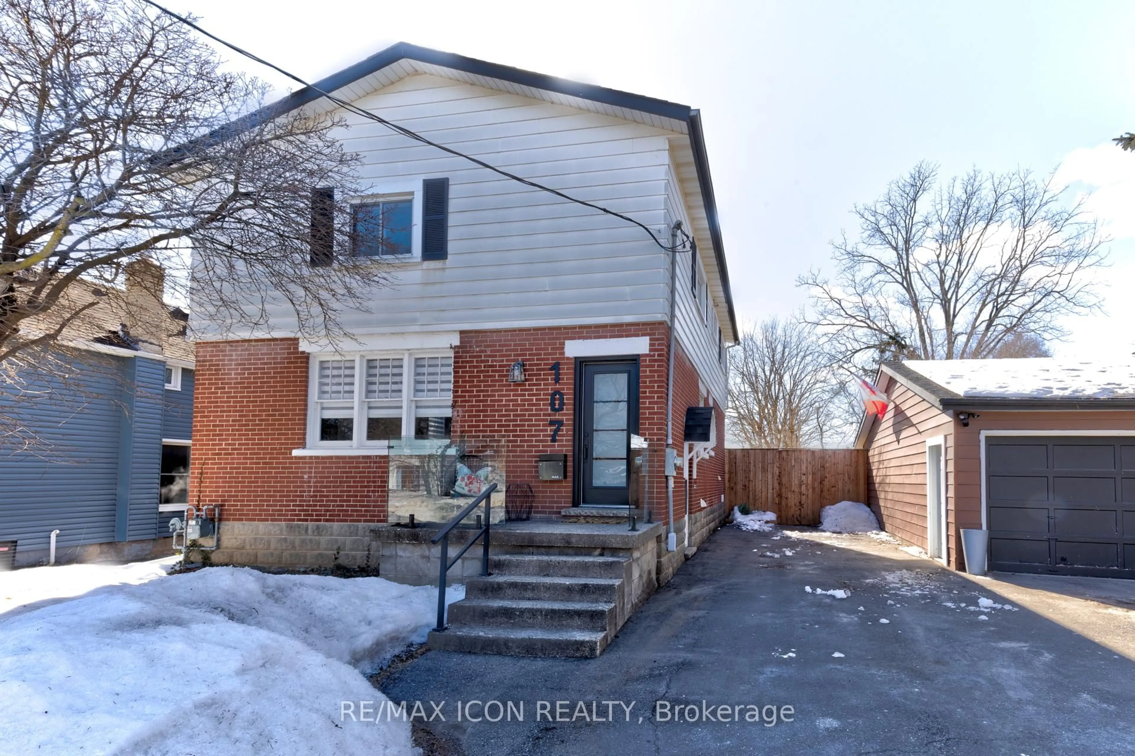 Unknown for 107 Francis St, Cambridge Ontario N1S 1Z9