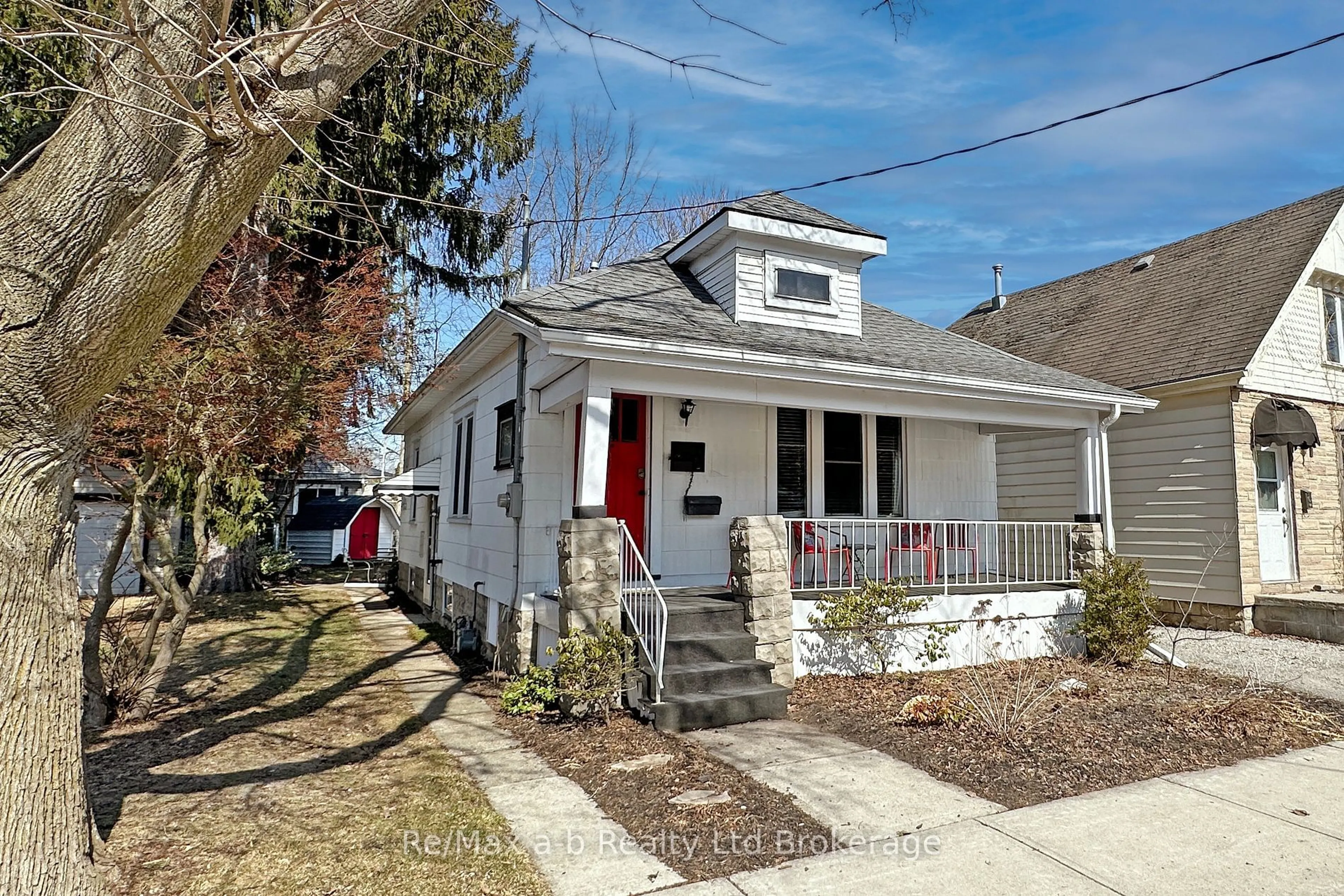 Home with vinyl exterior material, street for 11 Mount Pleasant Ave, London North Ontario N6H 1C8