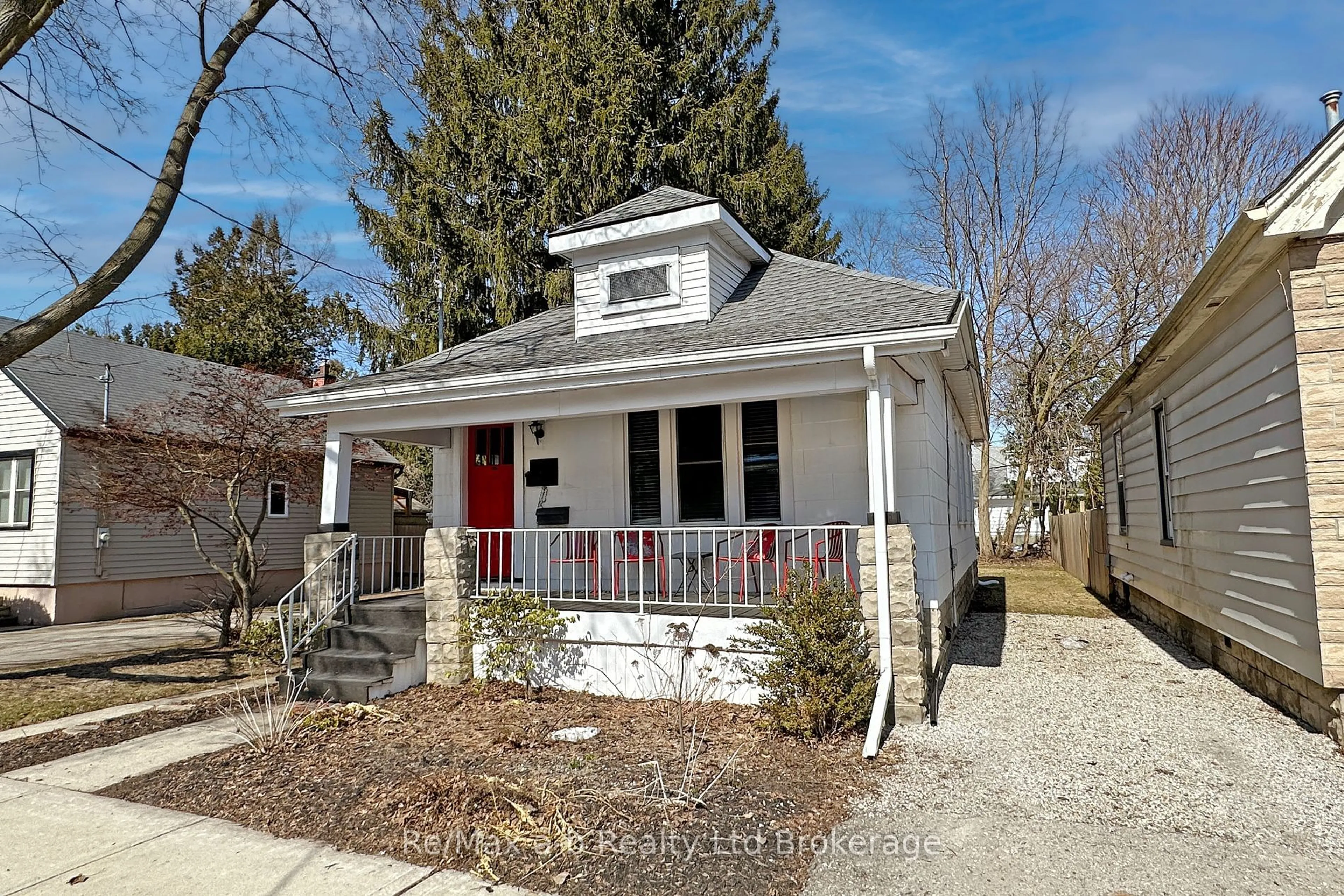 Home with vinyl exterior material, street for 11 Mount Pleasant Ave, London North Ontario N6H 1C8