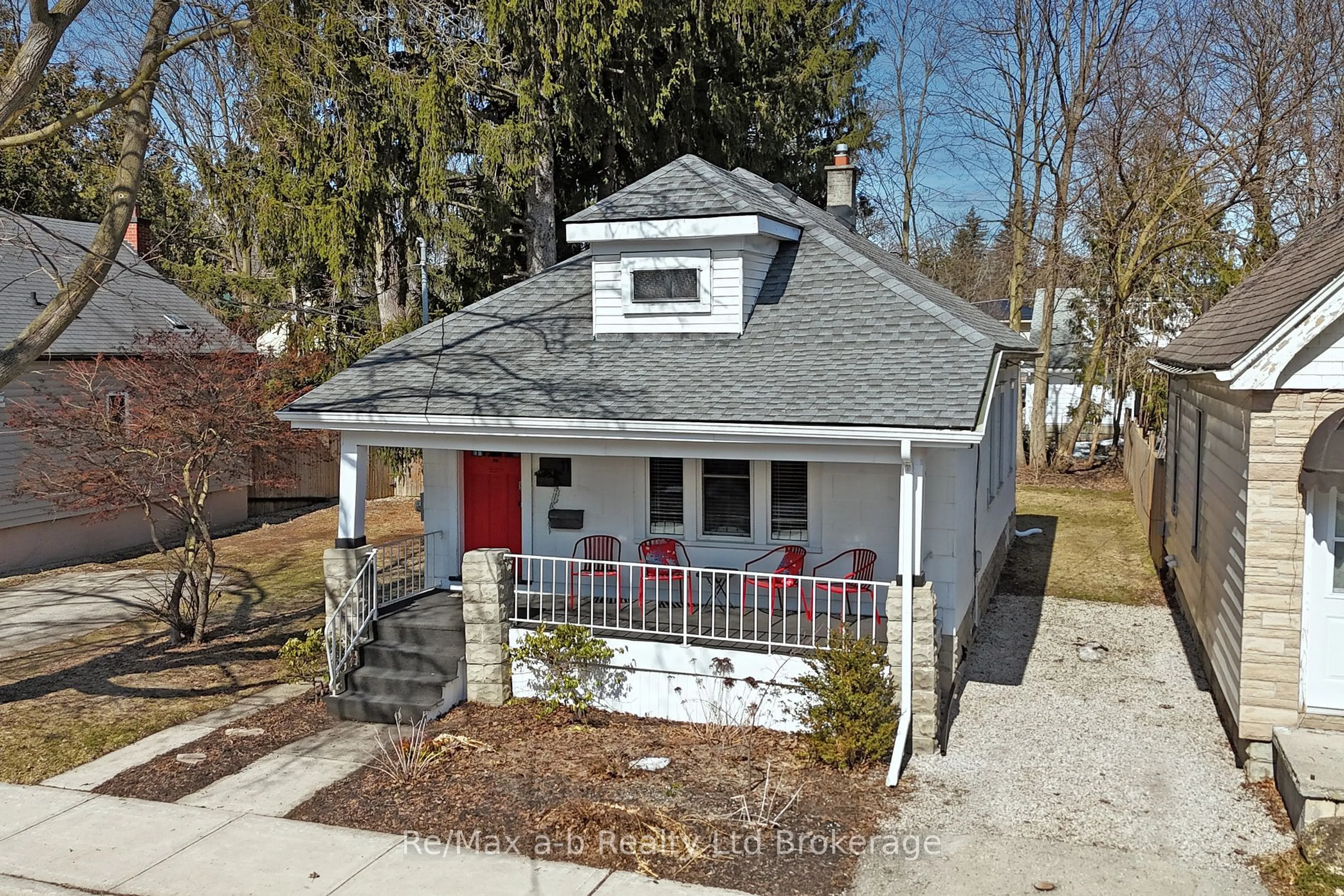 A pic from outside/outdoor area/front of a property/back of a property/a pic from drone, street for 11 Mount Pleasant Ave, London North Ontario N6H 1C8