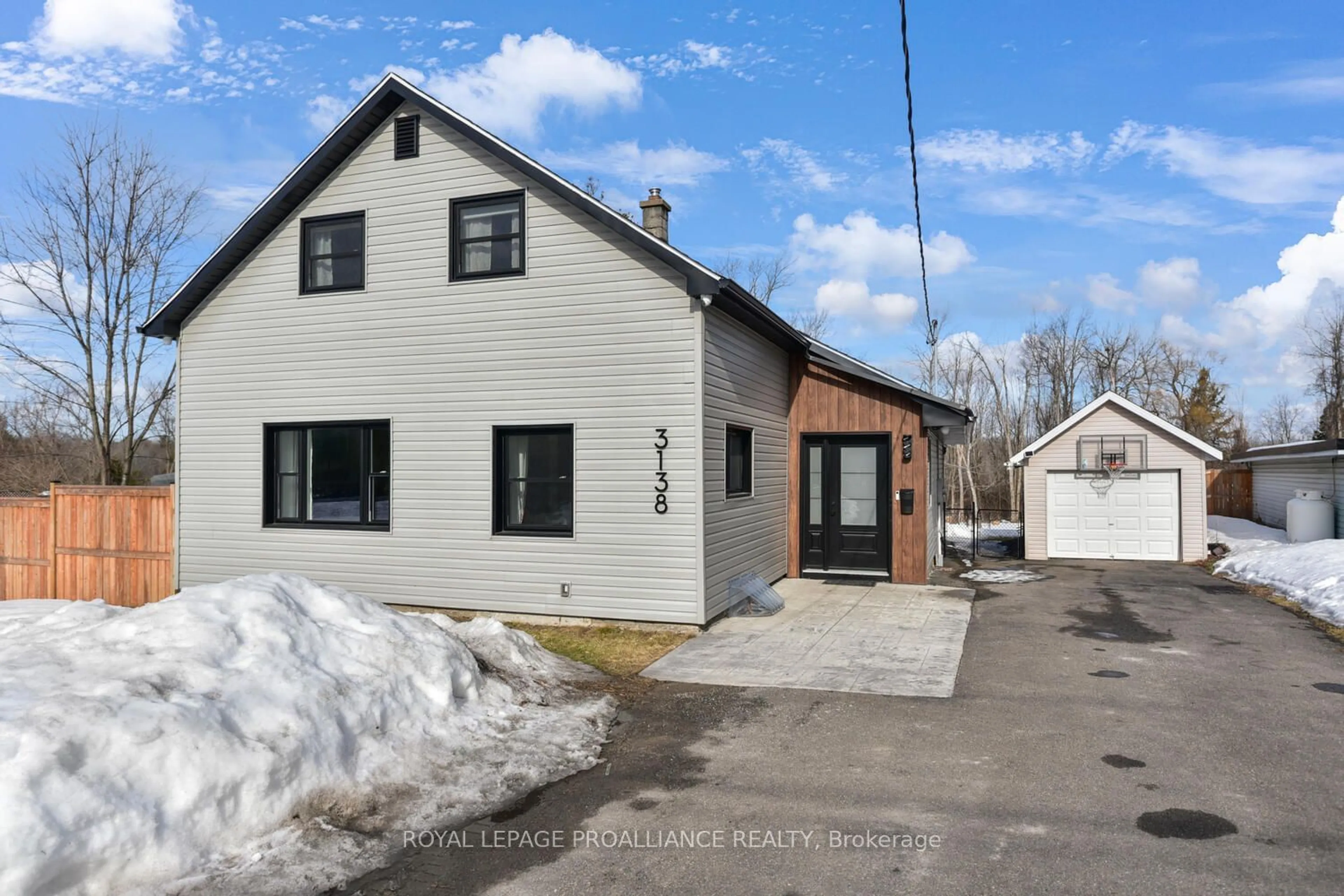 A pic from outside/outdoor area/front of a property/back of a property/a pic from drone, street for 3138 Parkedale Ave, Brockville Ontario K6V 3G6