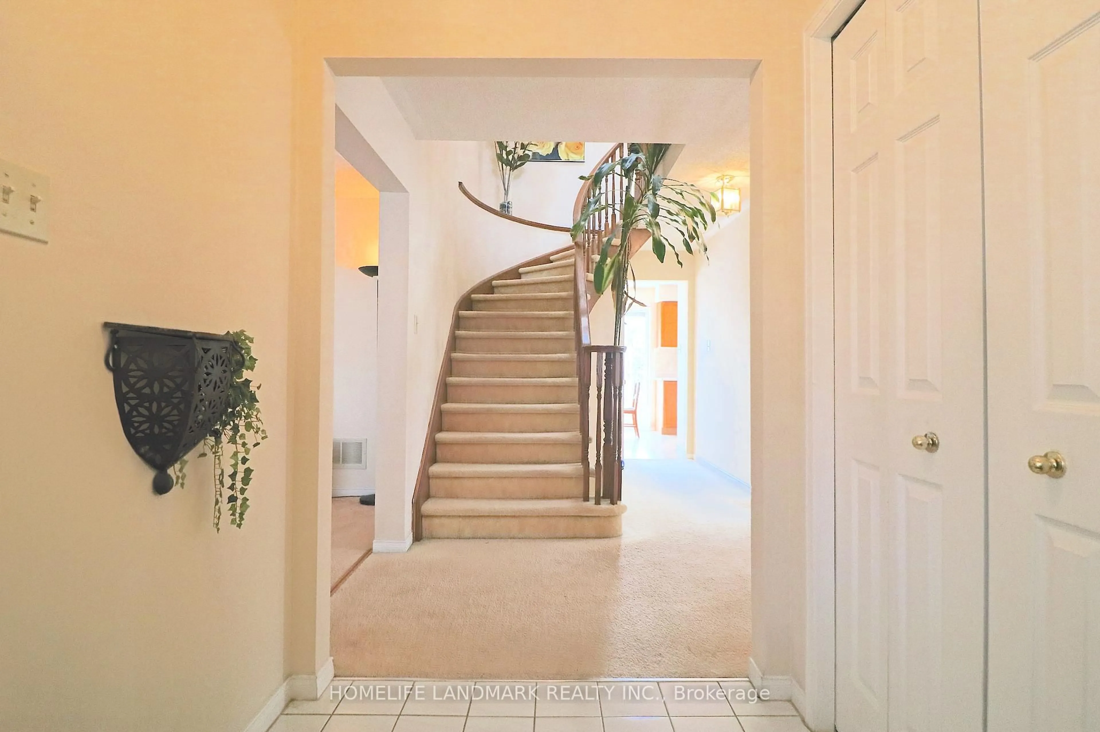 Indoor foyer for 31 Carmine Cres, St. Catharines Ontario L2S 3M3