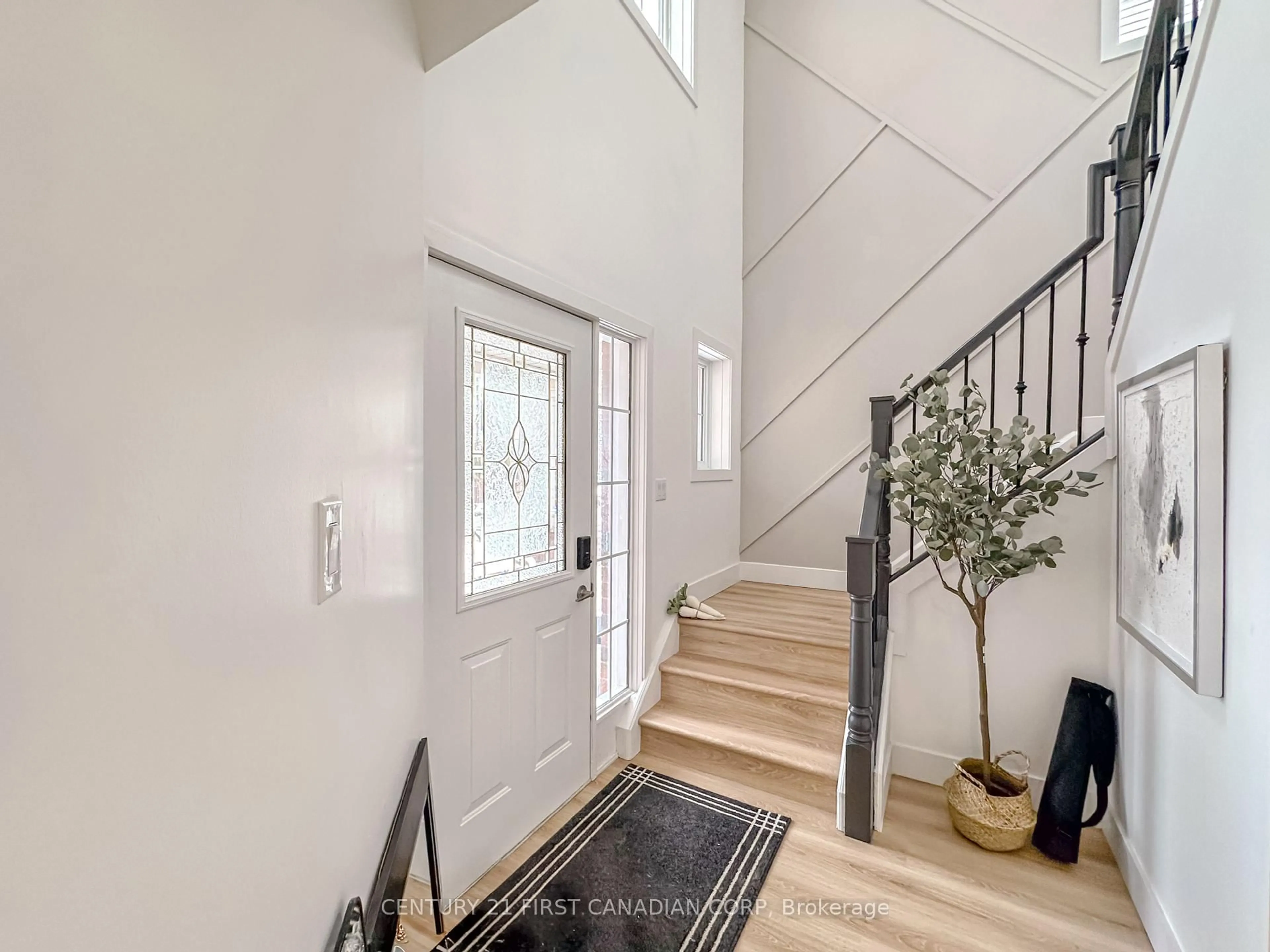 Indoor entryway for 673 Silversmith St, London Ontario N6H 5R8