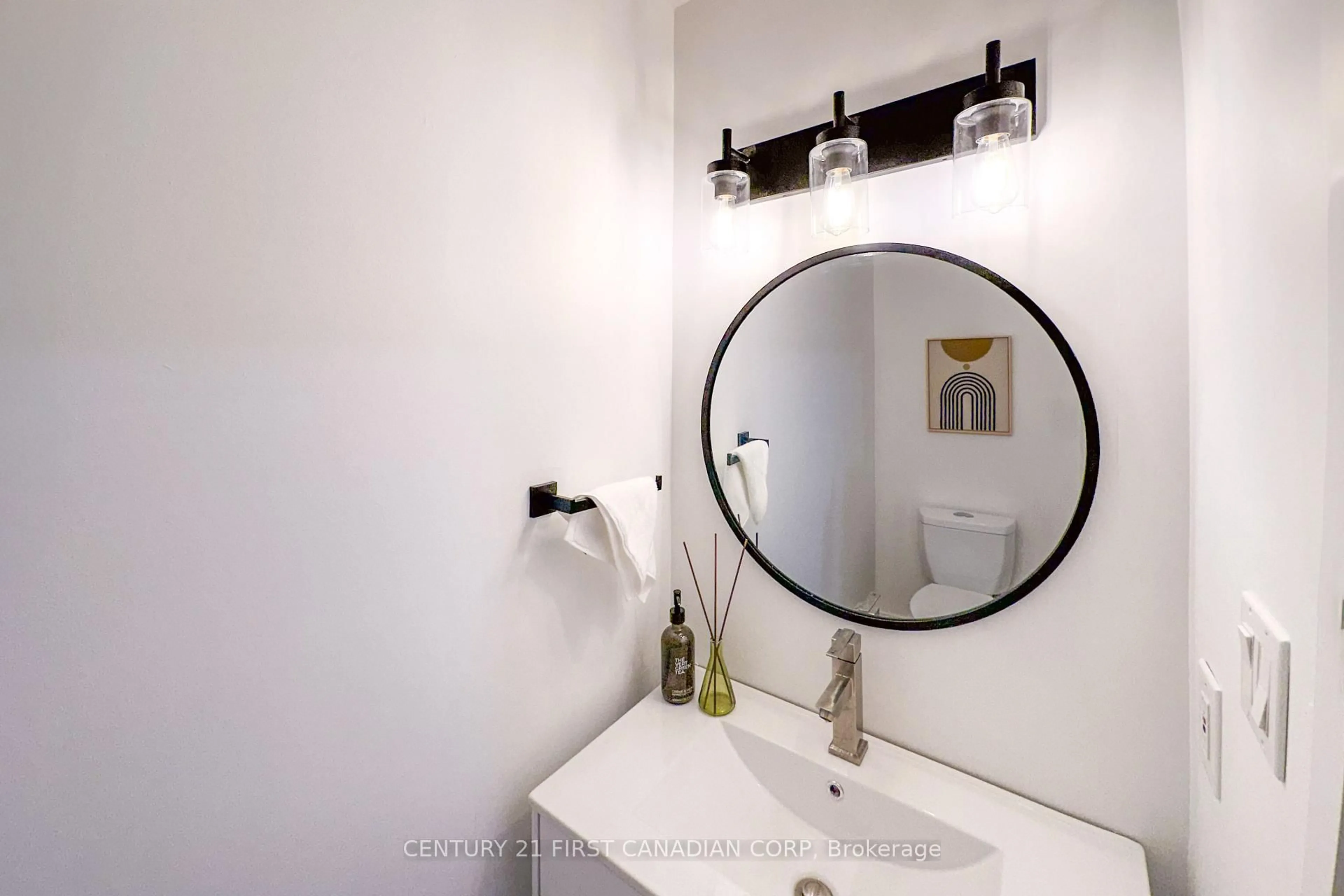 Contemporary bathroom, ceramic/tile floor for 673 Silversmith St, London Ontario N6H 5R8