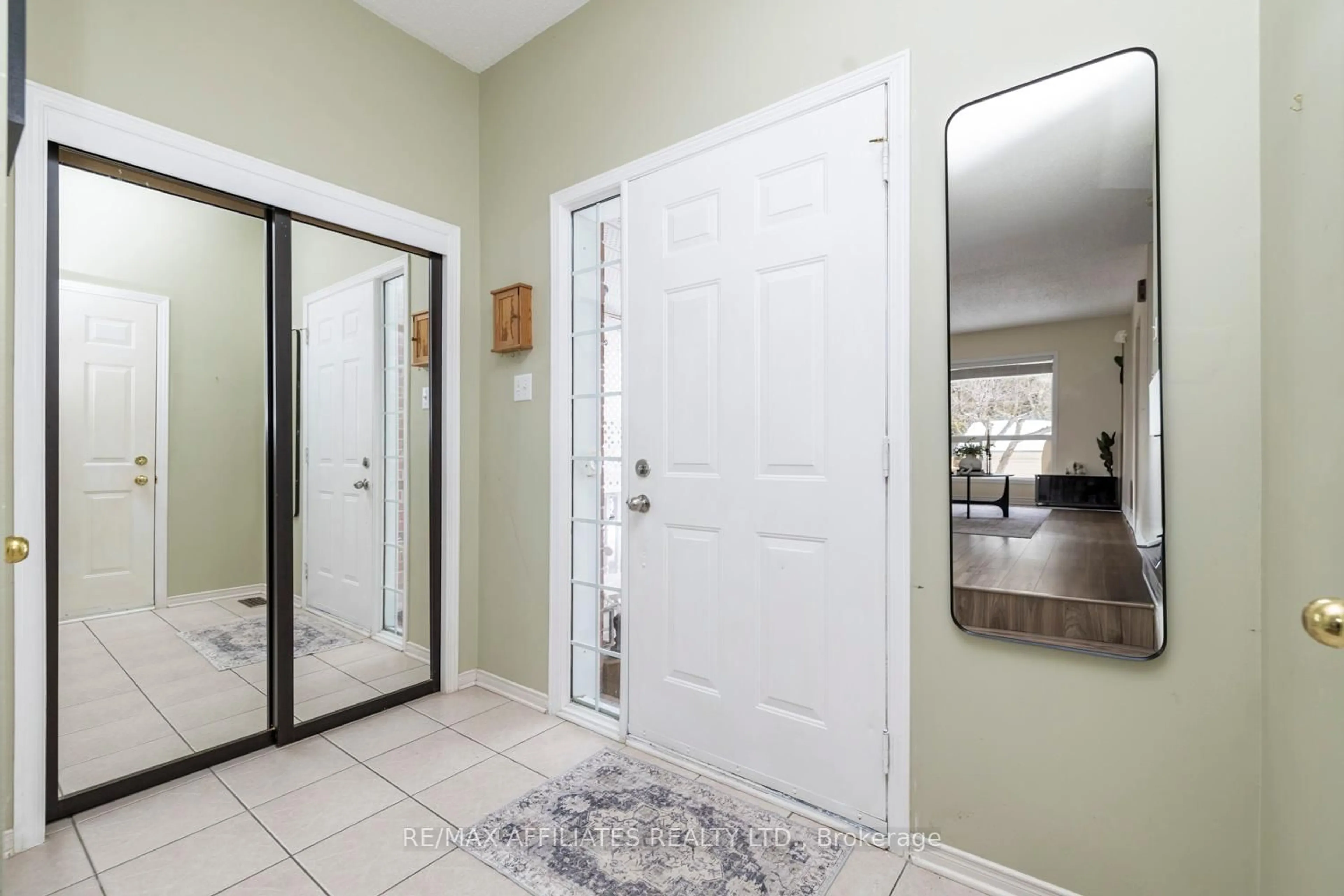 Indoor entryway for 61 Whalings Circ, Stittsville - Munster - Richmond Ontario K2S 1S4