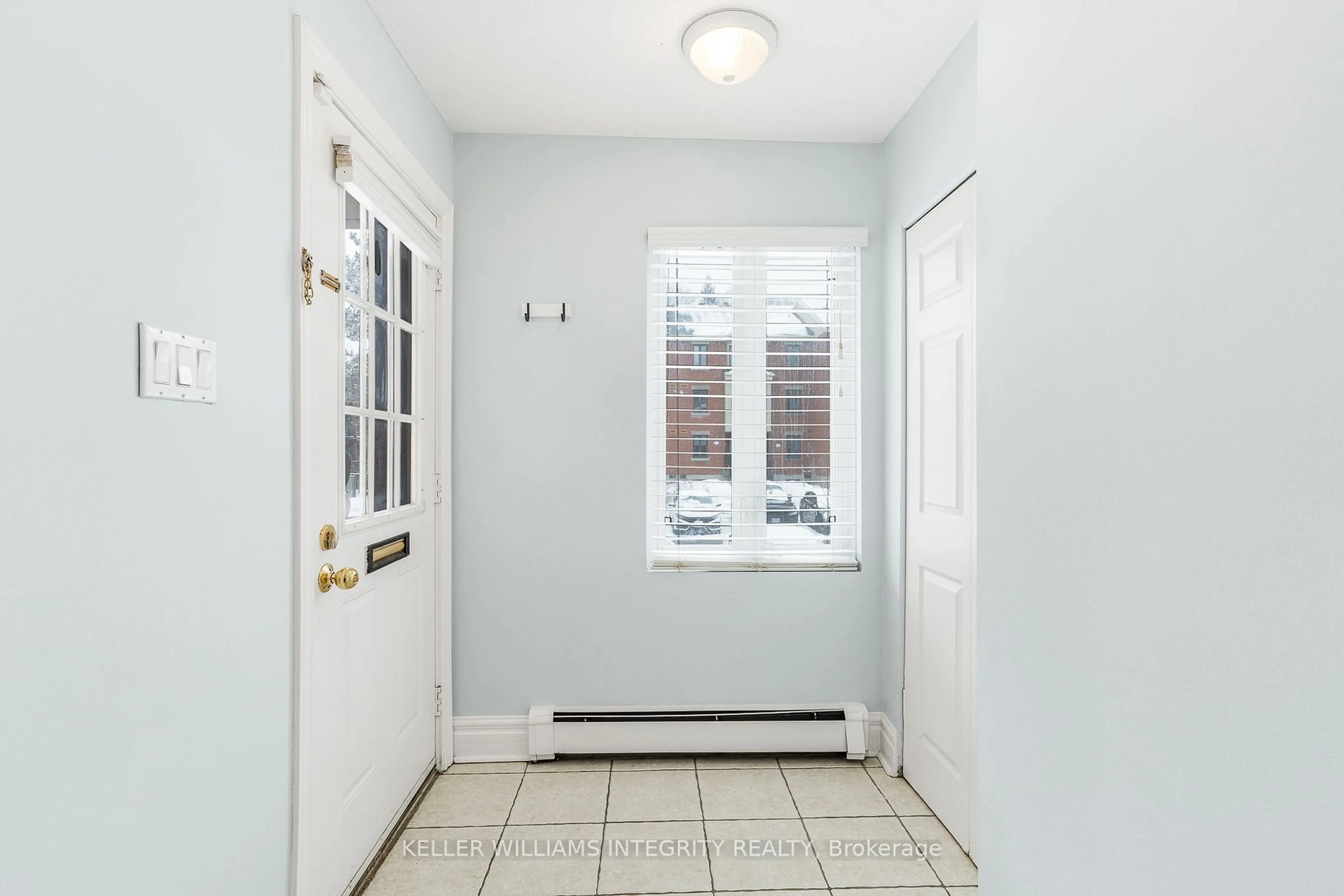 Indoor entryway for 16 Crispin Private, Manor Park - Cardinal Glen and Area Ontario K1K 2T8