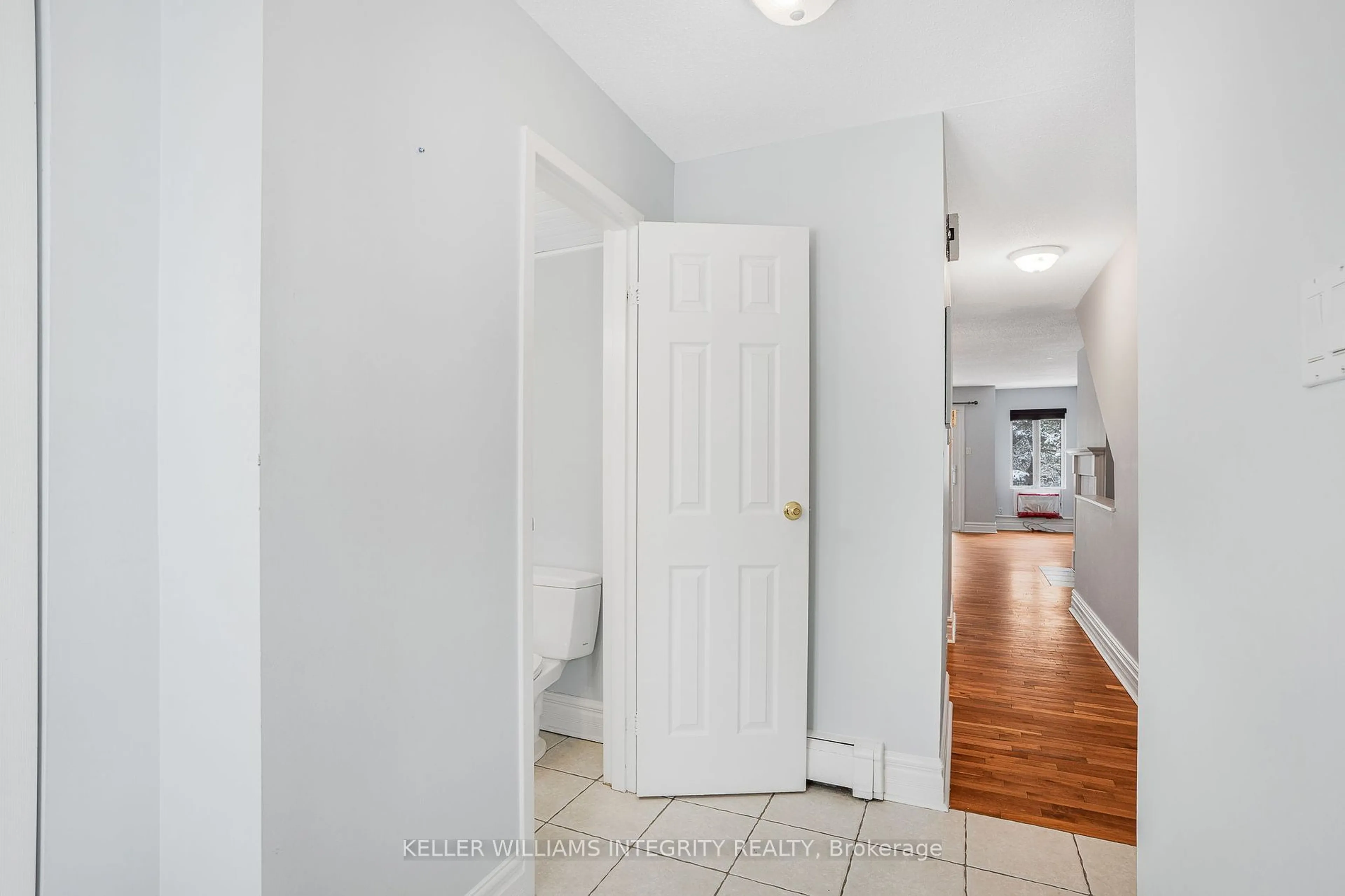 Indoor entryway for 16 Crispin Private, Manor Park - Cardinal Glen and Area Ontario K1K 2T8