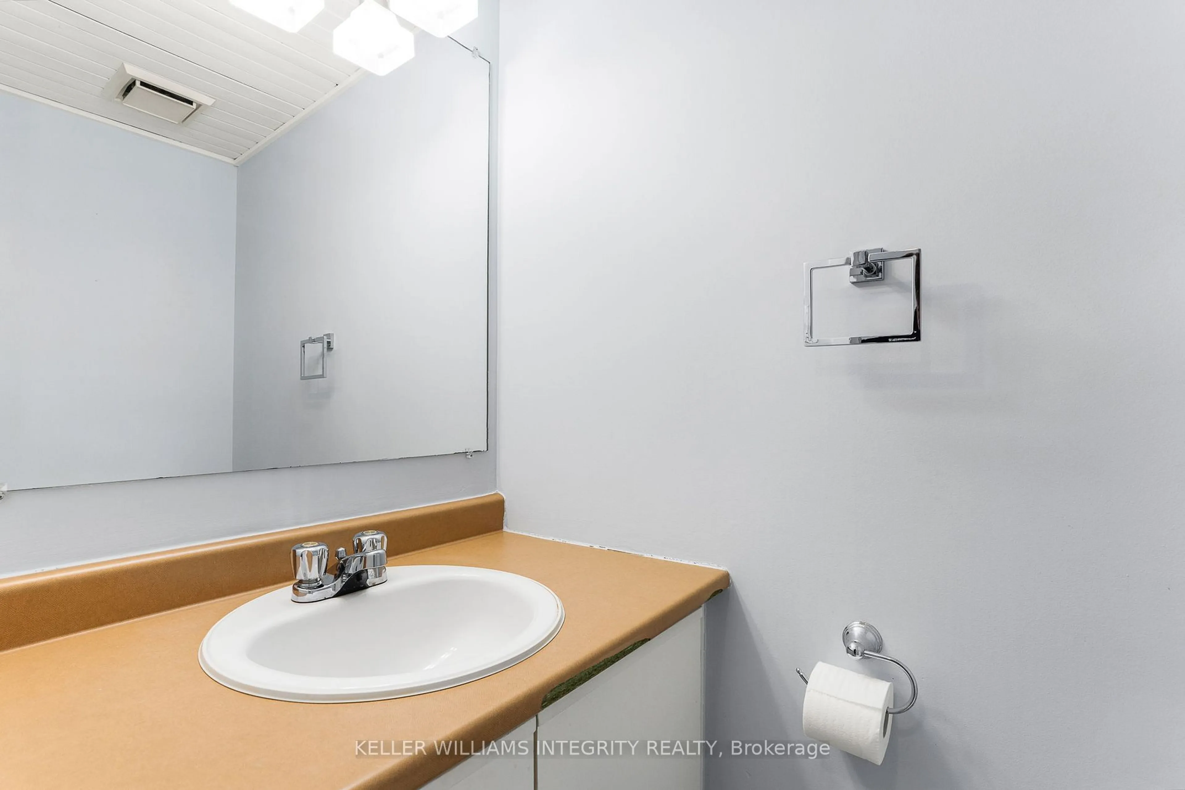 Standard bathroom, unknown for 16 Crispin Private, Manor Park - Cardinal Glen and Area Ontario K1K 2T8