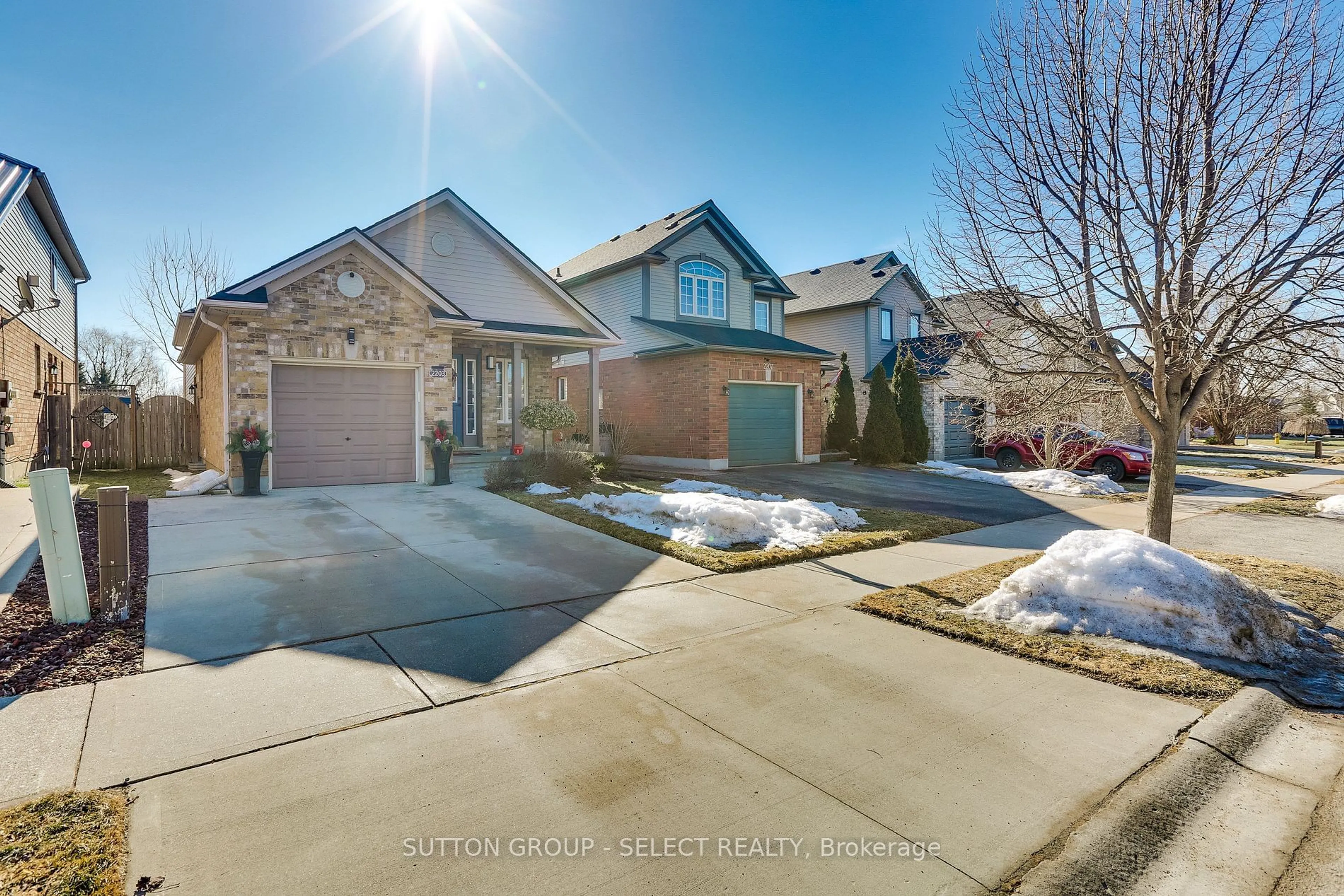 A pic from outside/outdoor area/front of a property/back of a property/a pic from drone, street for 2203 Meadowgate Blvd, London Ontario N6M 1L6